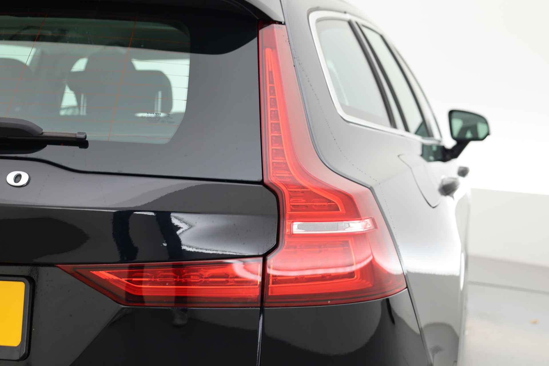 Volvo V60 2.0 T6 Recharge AWD Inscription | Voorruit- Stuur- Stoelverwarming | Camera | - 28/28