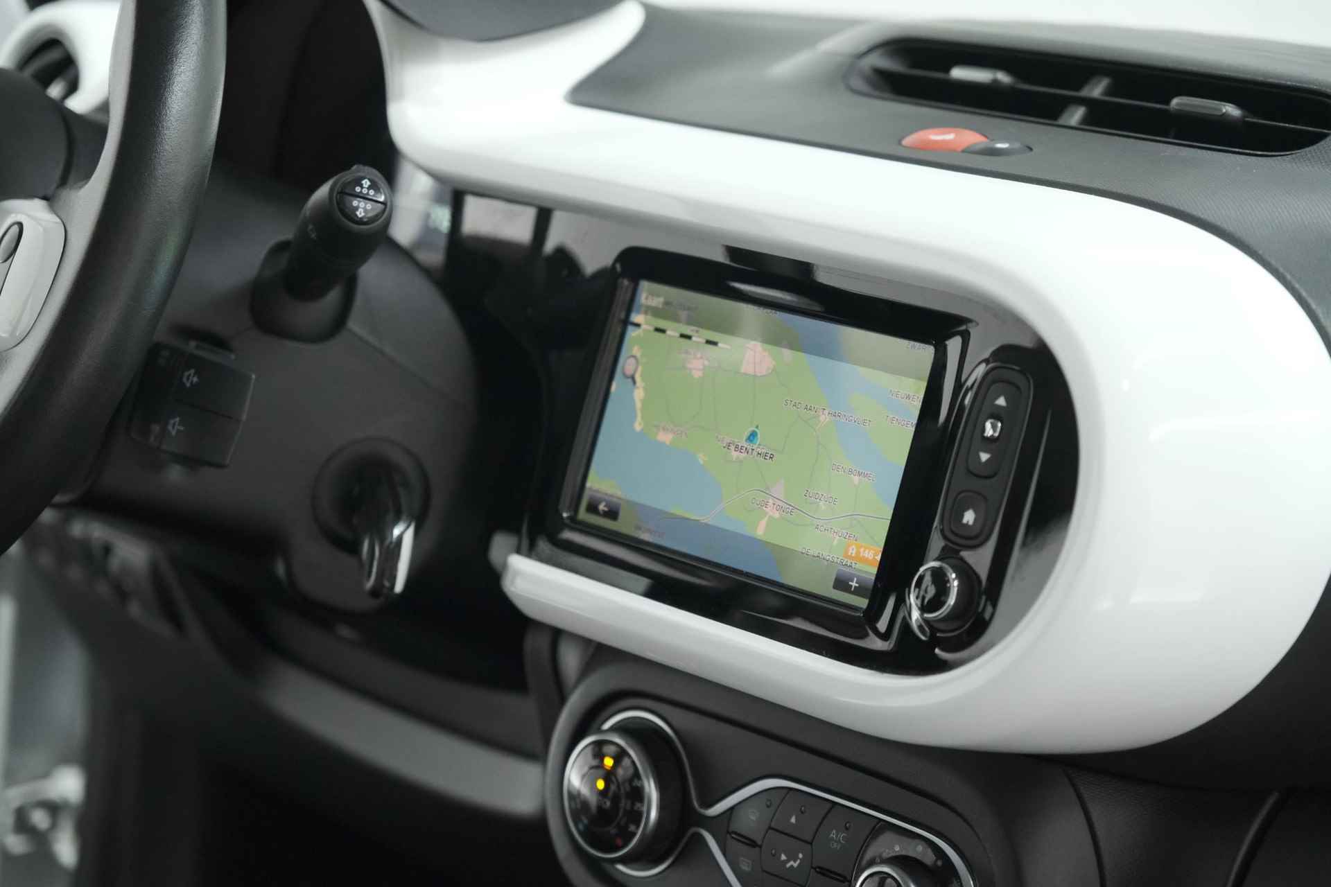 Renault Twingo SCe 70 Intens Automaat | Camera | Navigatie | Climate Control | Cruise Control - 47/72