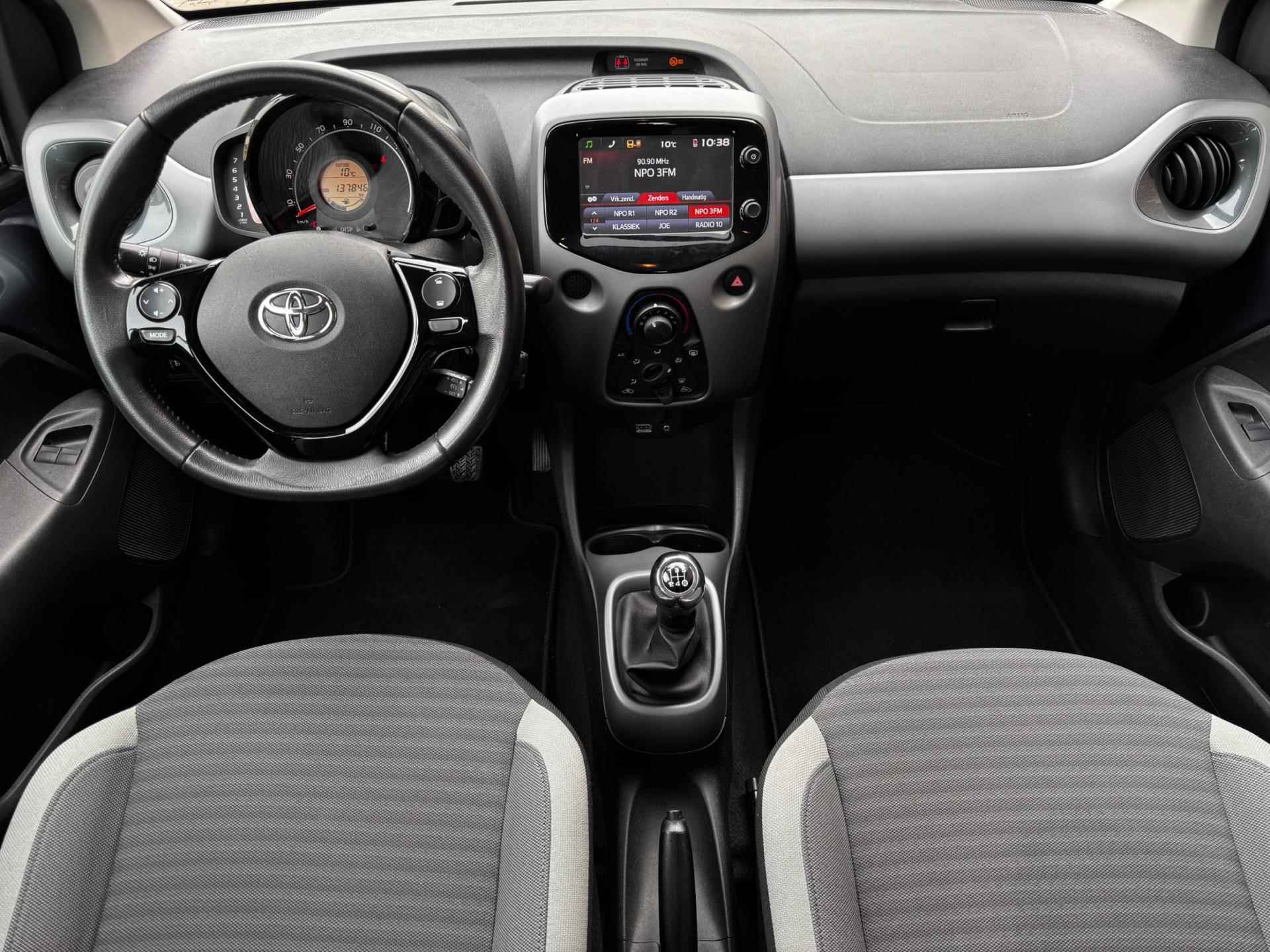Toyota Aygo 1.0 VVT-i x-play / Achteruitrijcamera / Airco / Bluetooth / C.V. met Afstandsbediening / NED-Aygo - 4/43
