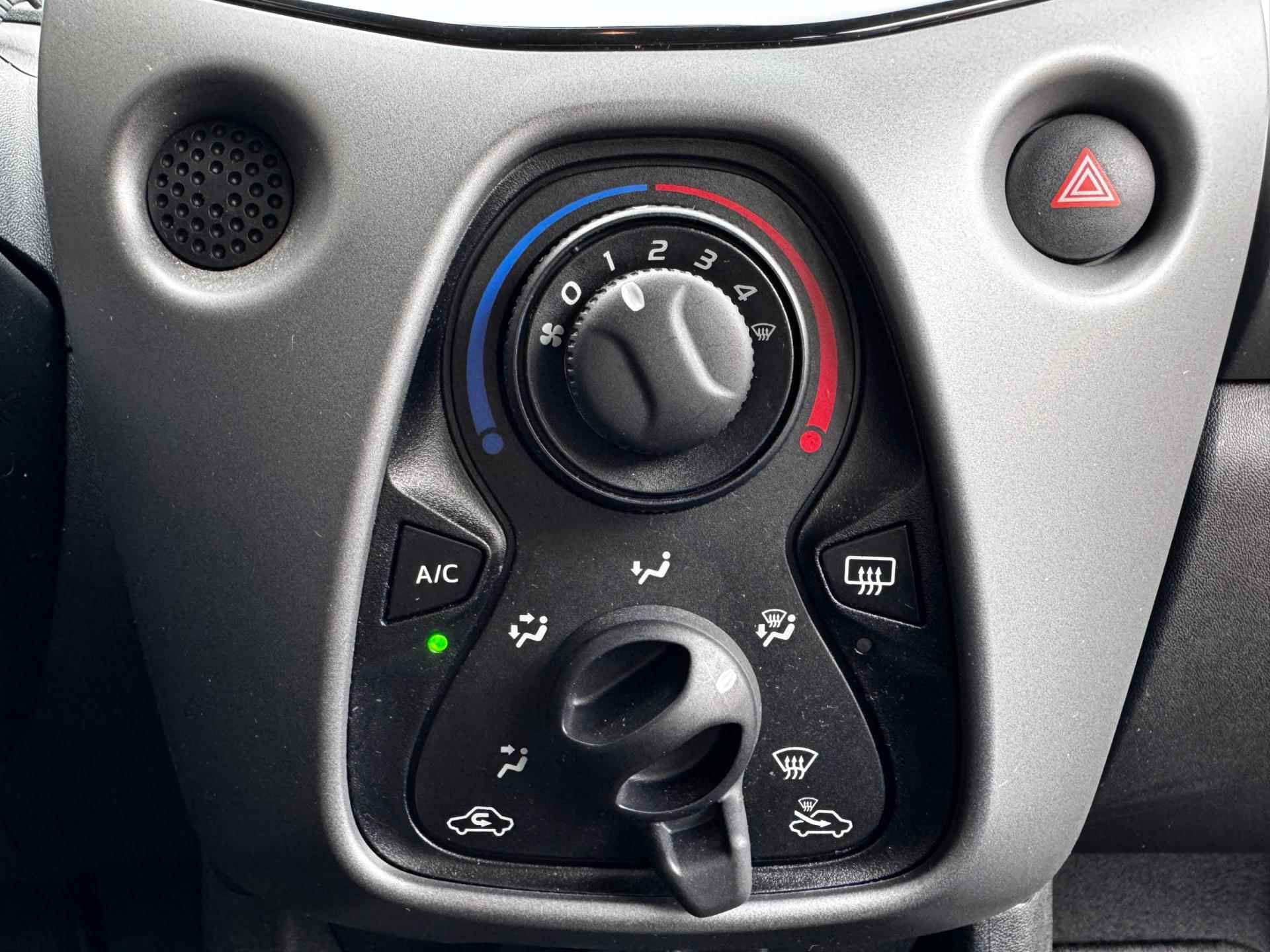 Toyota Aygo 1.0 VVT-i x-play / Achteruitrijcamera / Airco / Bluetooth / C.V. met Afstandsbediening / NED-Aygo - 8/43