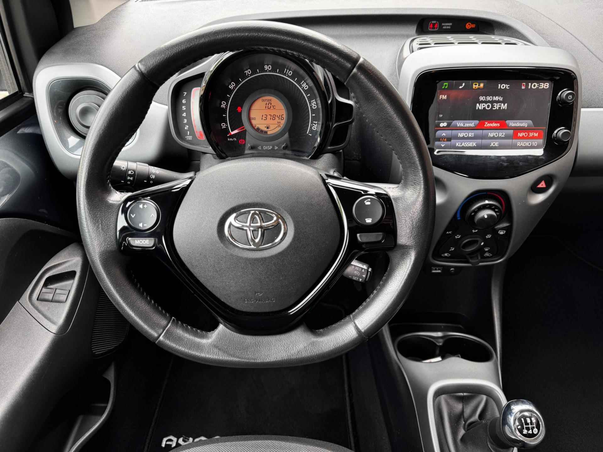 Toyota Aygo 1.0 VVT-i x-play / Achteruitrijcamera / Airco / Bluetooth / C.V. met Afstandsbediening / NED-Aygo - 16/43