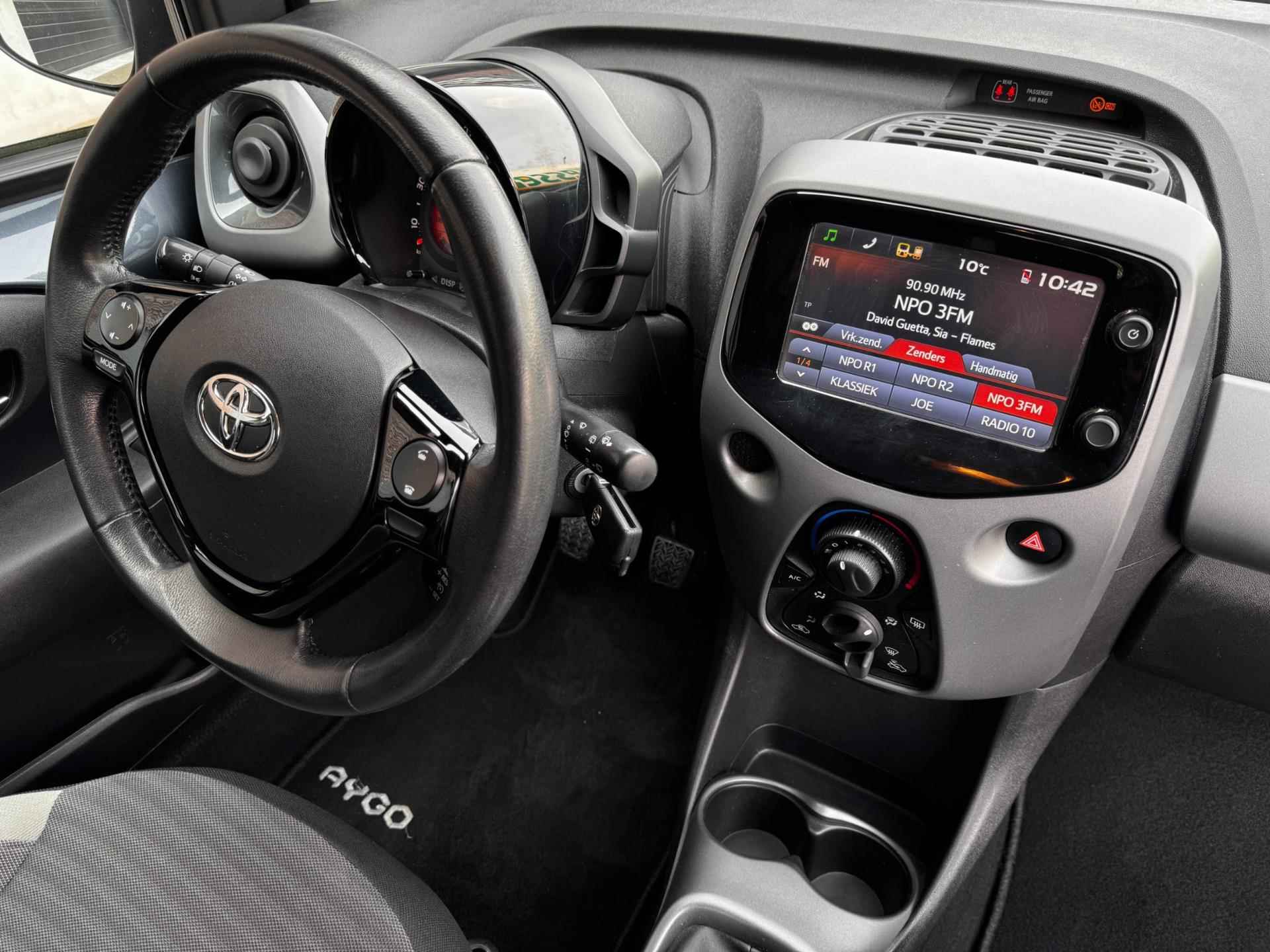 Toyota Aygo 1.0 VVT-i x-play / Achteruitrijcamera / Airco / Bluetooth / C.V. met Afstandsbediening / NED-Aygo - 17/43