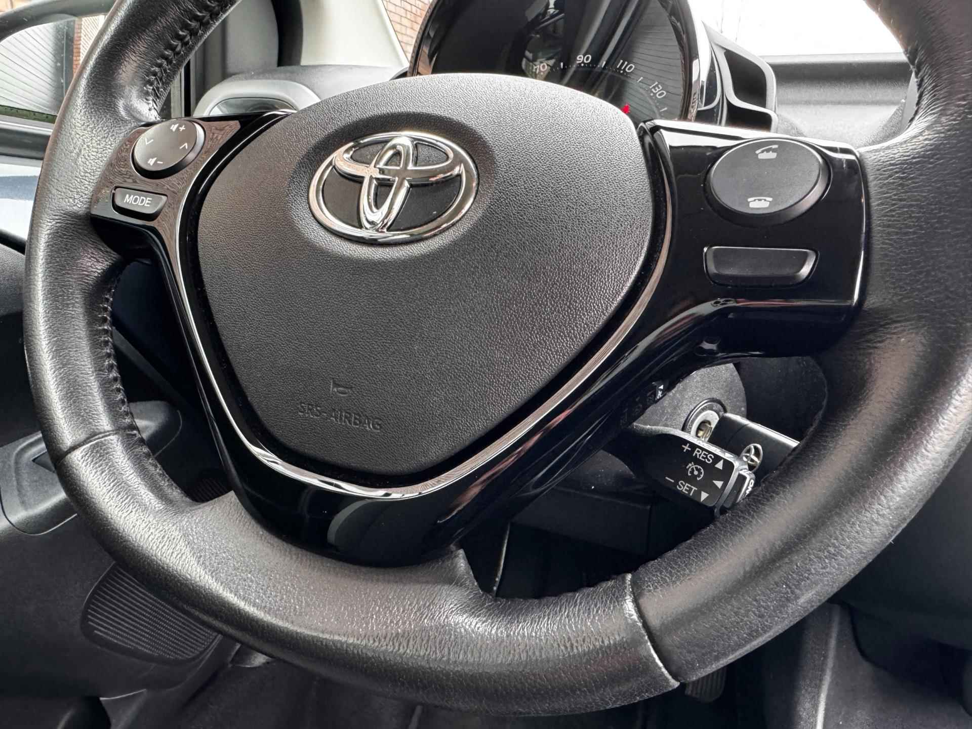 Toyota Aygo 1.0 VVT-i x-play / Achteruitrijcamera / Airco / Bluetooth / C.V. met Afstandsbediening / NED-Aygo - 18/43