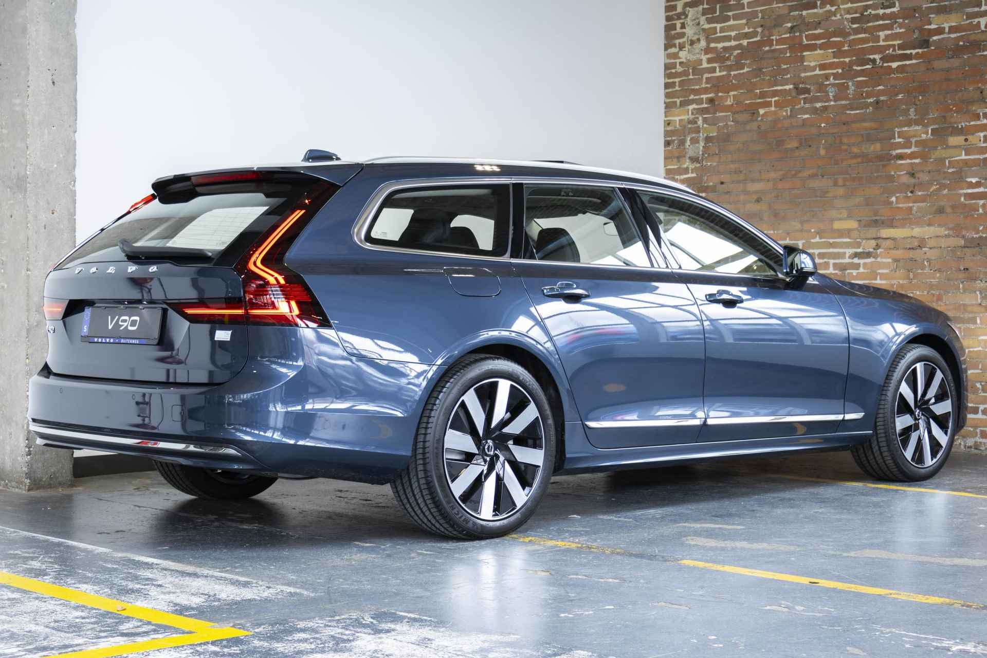 Volvo V90 T6 Recharge AWD Ultimate Bright | Panoramadak | Harman Kardon audio | 360º camera | Stoel- en stuurverwarming | Verwarmbare achterbank - 4/43