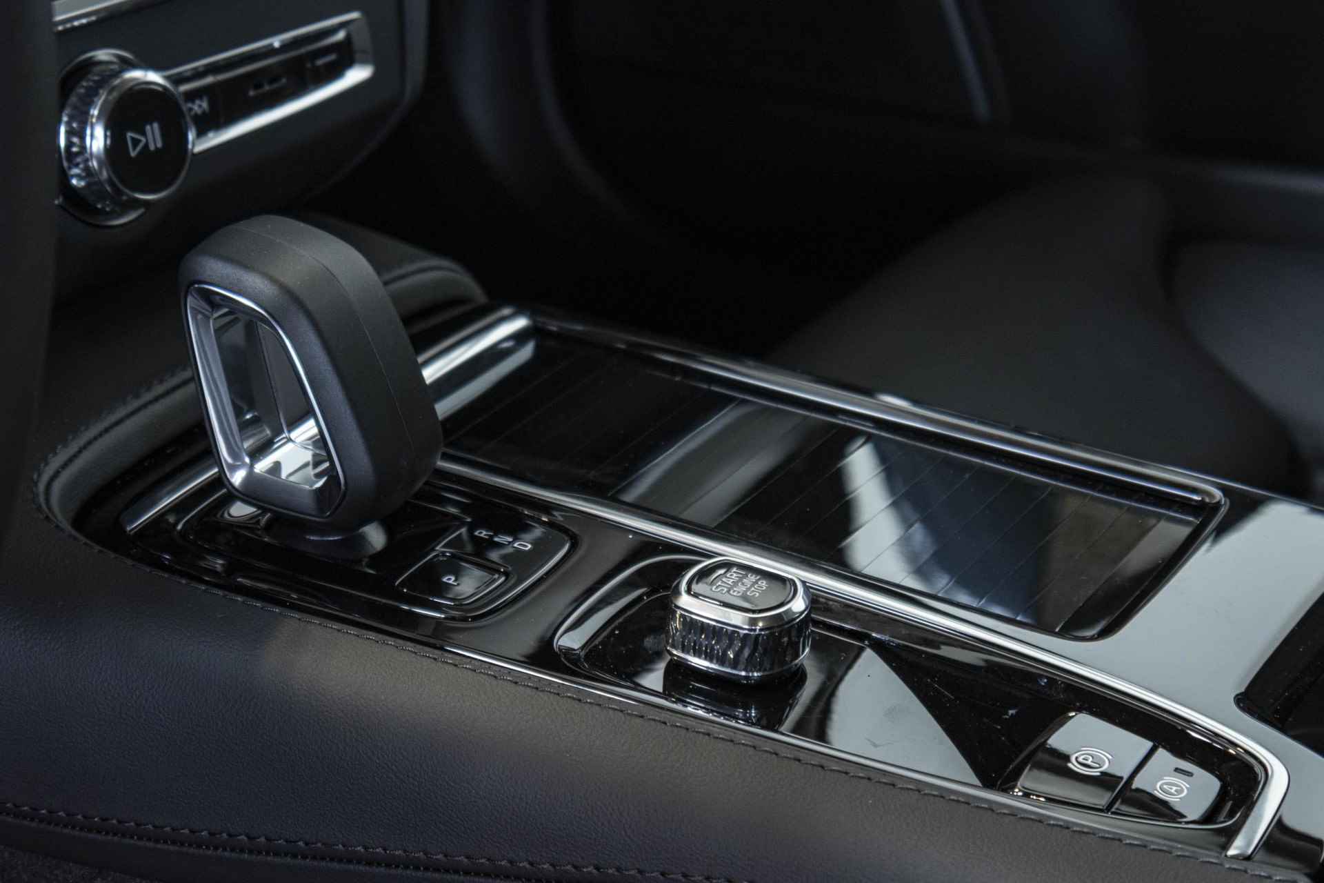 Volvo V90 T6 Recharge AWD Ultimate Bright | Panoramadak | Harman Kardon audio | 360º camera | Stoel- en stuurverwarming | Verwarmbare achterbank - 25/43
