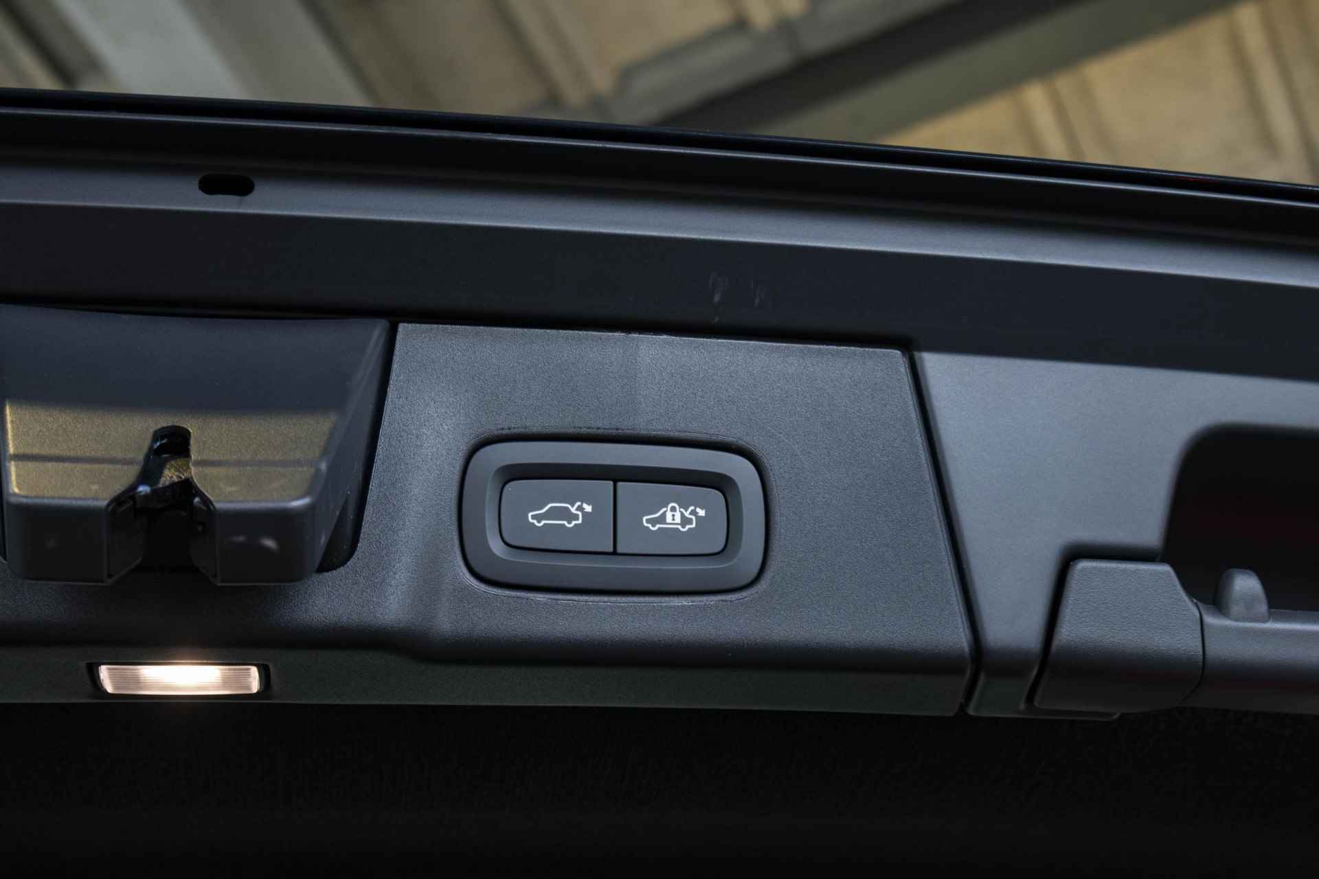 Volvo V90 T6 Recharge AWD Ultimate Bright | Panoramadak | Harman Kardon audio | 360º camera | Stoel- en stuurverwarming | Verwarmbare achterbank - 38/43