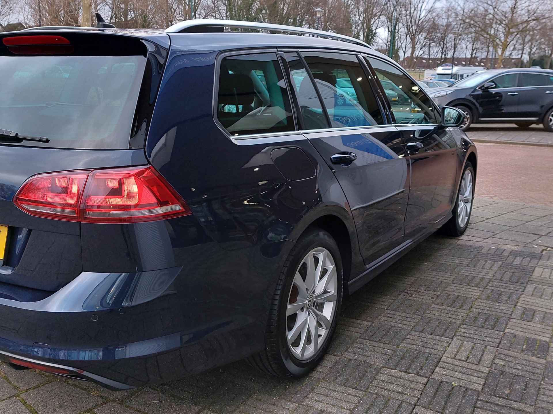 Volkswagen GOLF Variant 1.6 TDI 110pk Business Edition R-Line | Origineel NL | Navi | Clima | Cruise | Pdc V+A+Camera | Stoelverwarming+Massage | Licht+Regensensor | Mistlampen | Privacy Glass | 17''lm | Trekhaak - 44/50