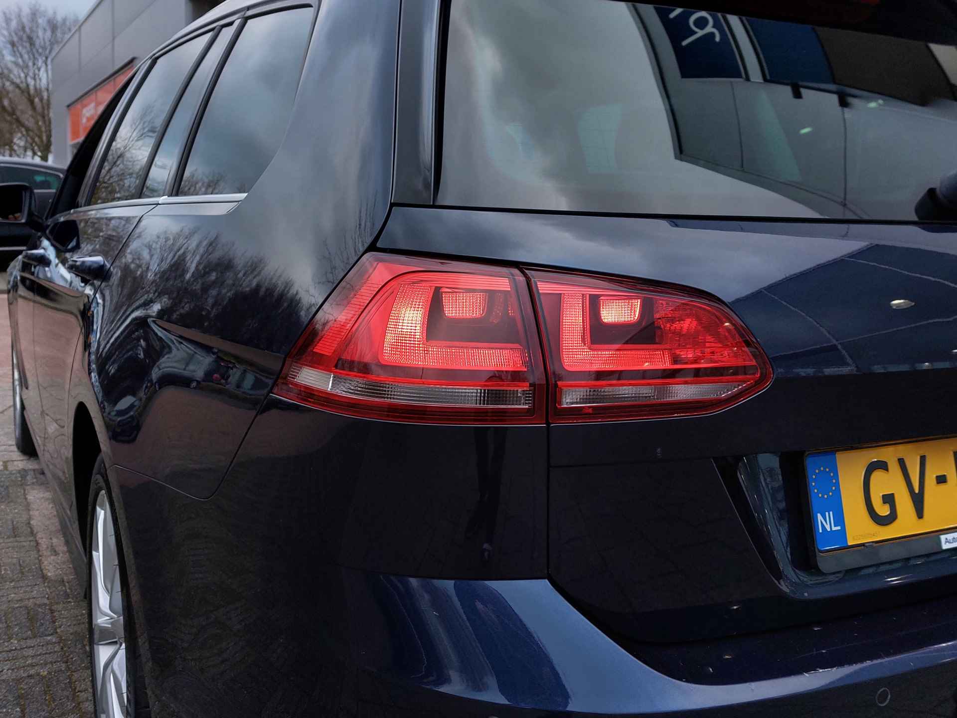 Volkswagen GOLF Variant 1.6 TDI 110pk Business Edition R-Line | Origineel NL | Navi | Clima | Cruise | Pdc V+A+Camera | Stoelverwarming+Massage | Licht+Regensensor | Mistlampen | Privacy Glass | 17''lm | Trekhaak - 49/50