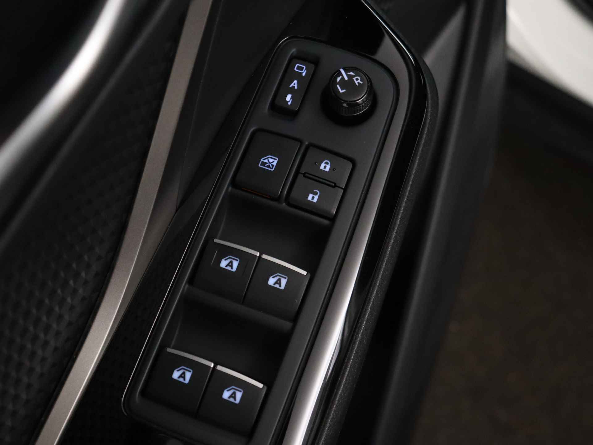 Toyota C-HR 1.8 Hybrid Bi-Tone | Navigatie | Camera | LM Velgen | - 32/45