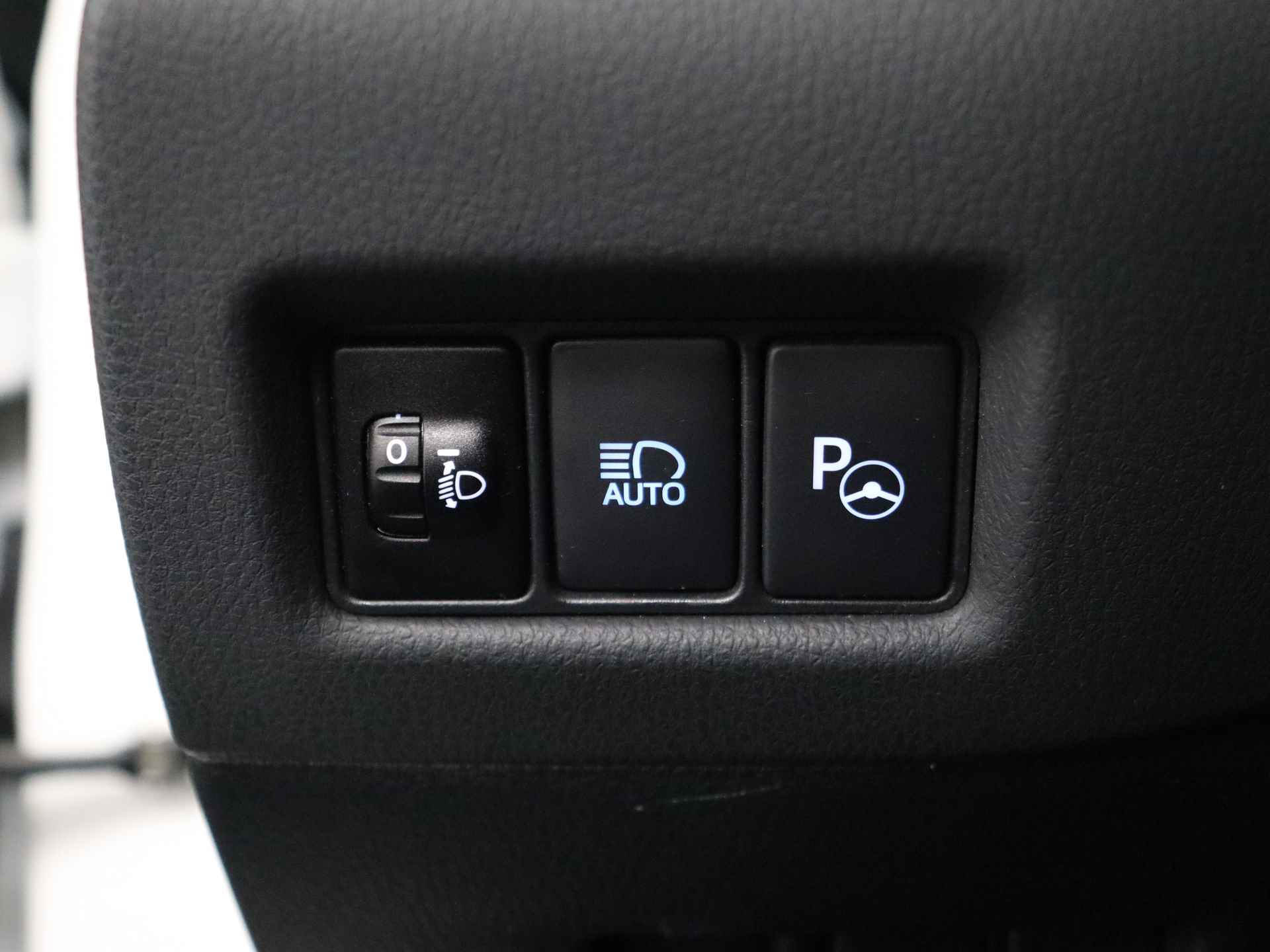 Toyota C-HR 1.8 Hybrid Bi-Tone | Navigatie | Camera | LM Velgen | - 35/45
