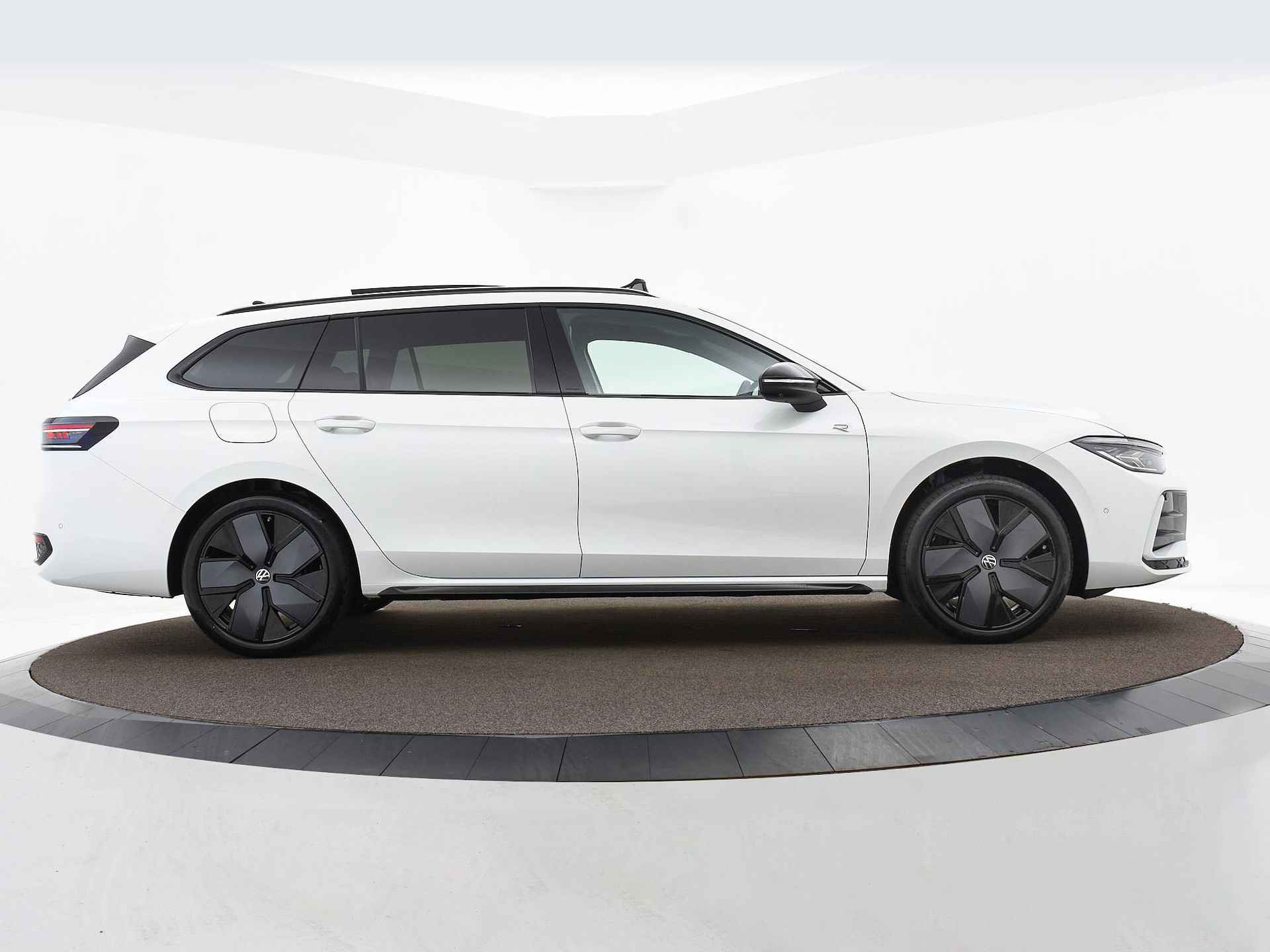 Volkswagen Passat Variant R-Line-Edition (9) 1.5 eTSI 150 pk 7 versn. DSG · Assistance pakket · Black style pakket · Comfort pakket · Panoramisch dakraam · MEGA Sale - 4/54