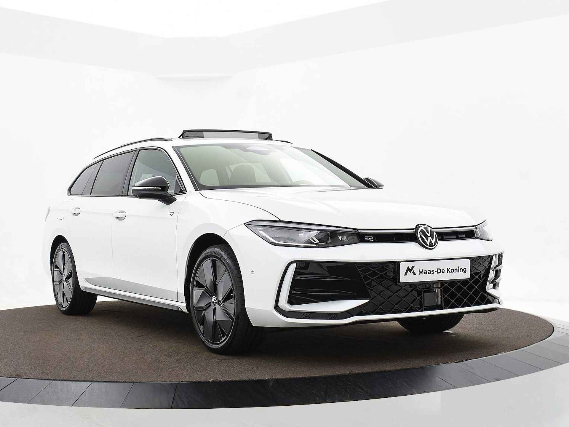 Volkswagen Passat Variant R-Line-Edition (9) 1.5 eTSI 150 pk 7 versn. DSG · Assistance pakket · Black style pakket · Comfort pakket · Panoramisch dakraam · MEGA Sale - 13/54