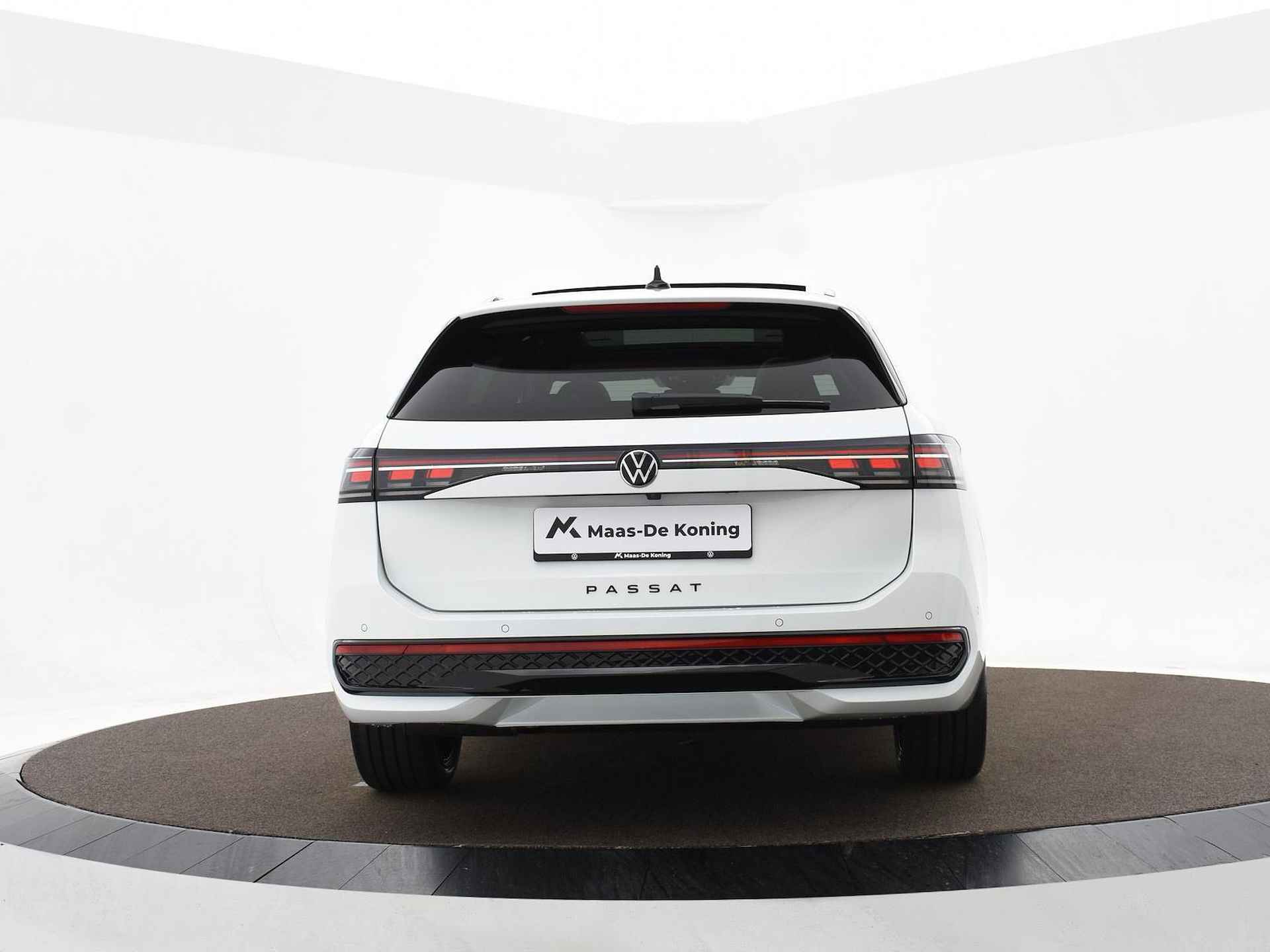 Volkswagen Passat Variant R-Line-Edition (9) 1.5 eTSI 150 pk 7 versn. DSG · Assistance pakket · Black style pakket · Comfort pakket · Panoramisch dakraam · MEGA Sale - 15/54