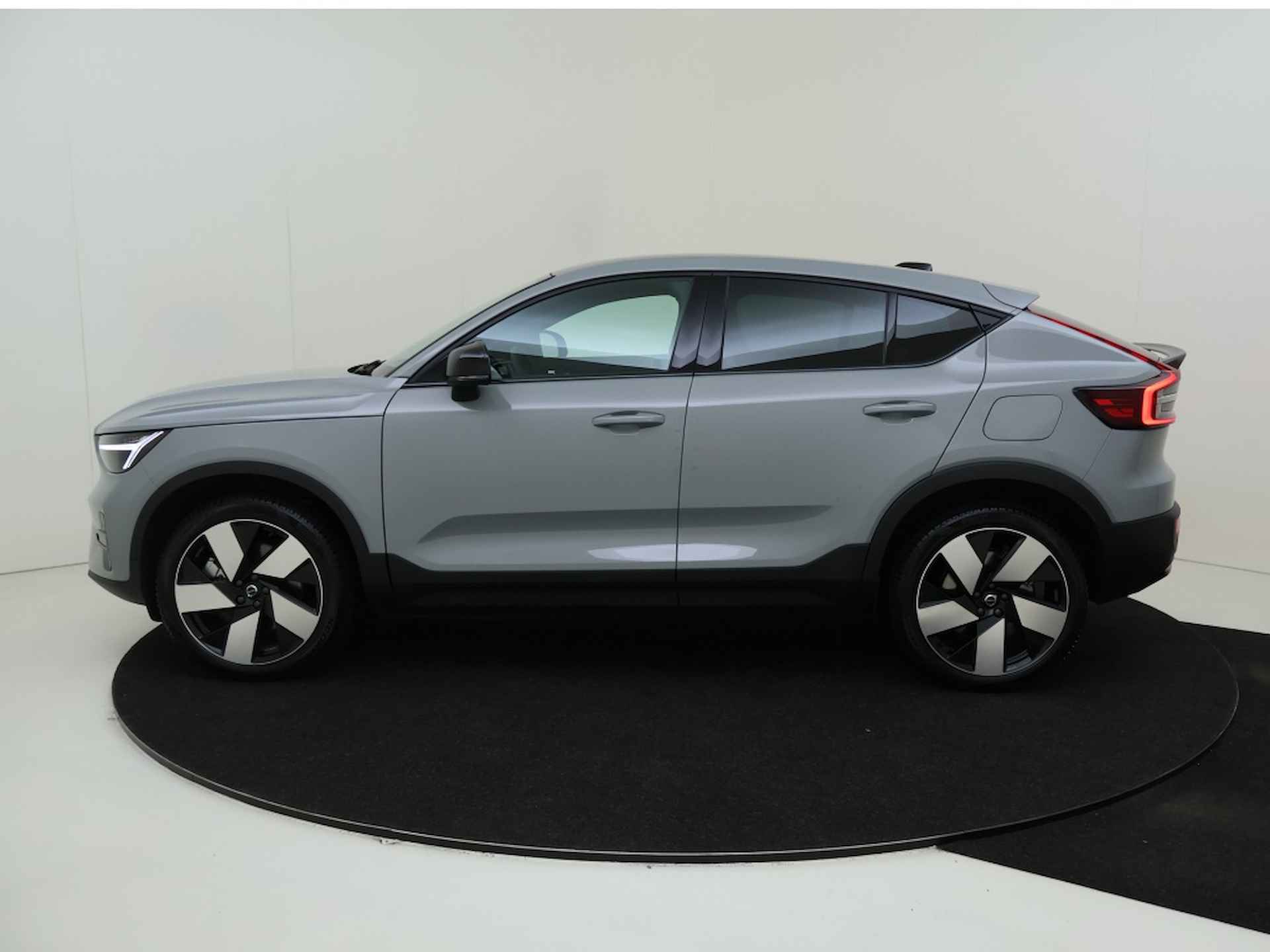 Volvo C40 Extended Plus 82 kWh | Privacy Glas | 20" LM Velgen | Panorama D - 2/35