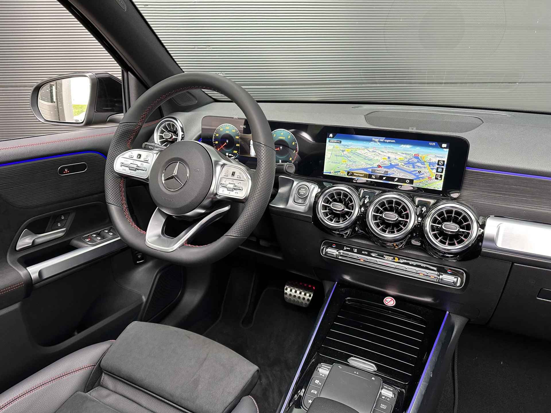 Mercedes-Benz GLB 180 AMG Line | Premium | Panoramadak | Achteruitrijcamera | Stoelverwarming | Sfeerverlichting - 3/13
