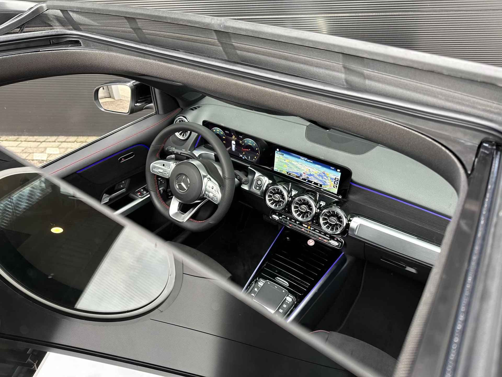 Mercedes-Benz GLB 180 AMG Line | Premium | Panoramadak | Achteruitrijcamera | Stoelverwarming | Sfeerverlichting - 4/13