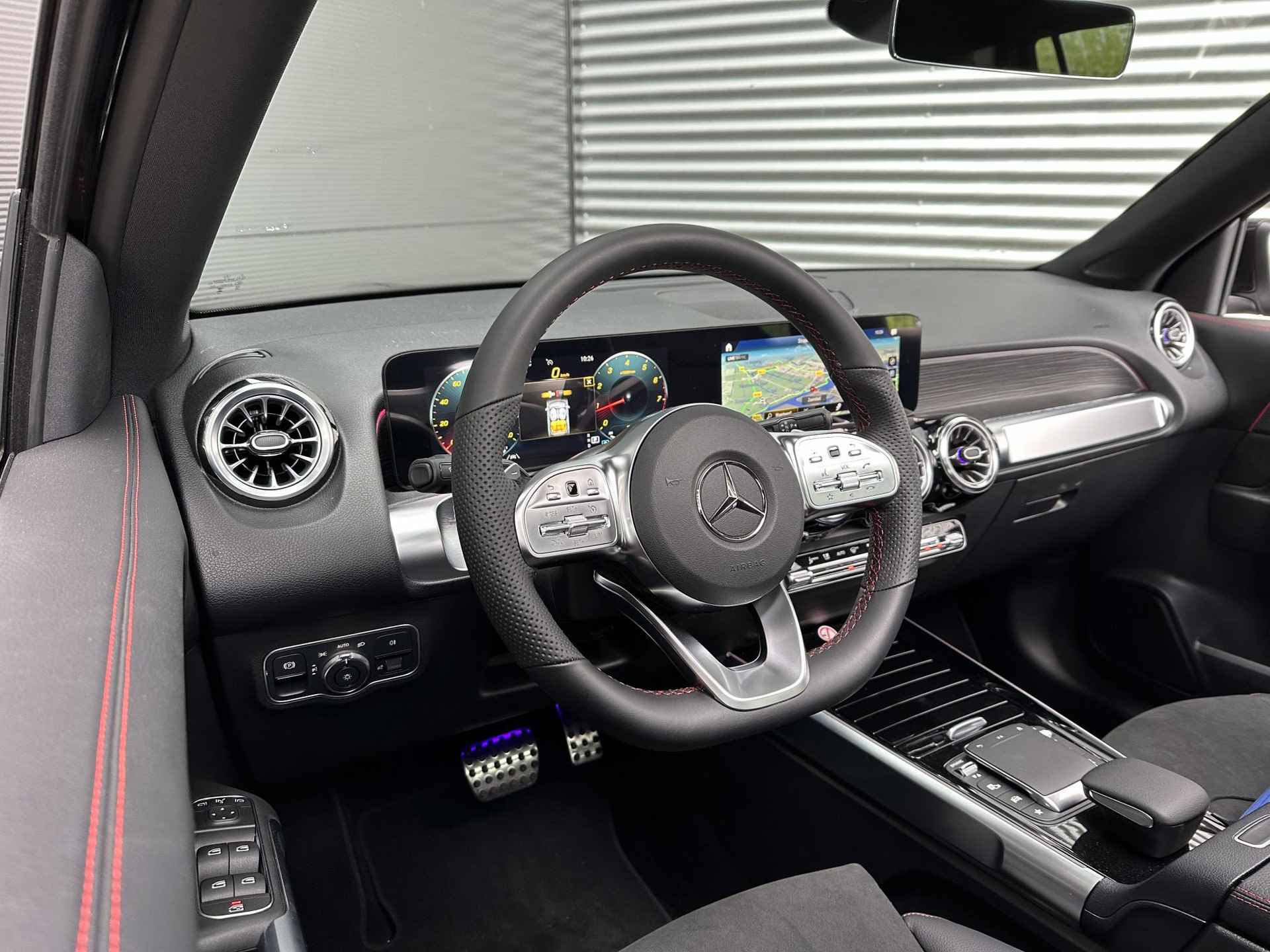Mercedes-Benz GLB 180 AMG Line | Premium | Panoramadak | Achteruitrijcamera | Stoelverwarming | Sfeerverlichting - 8/13
