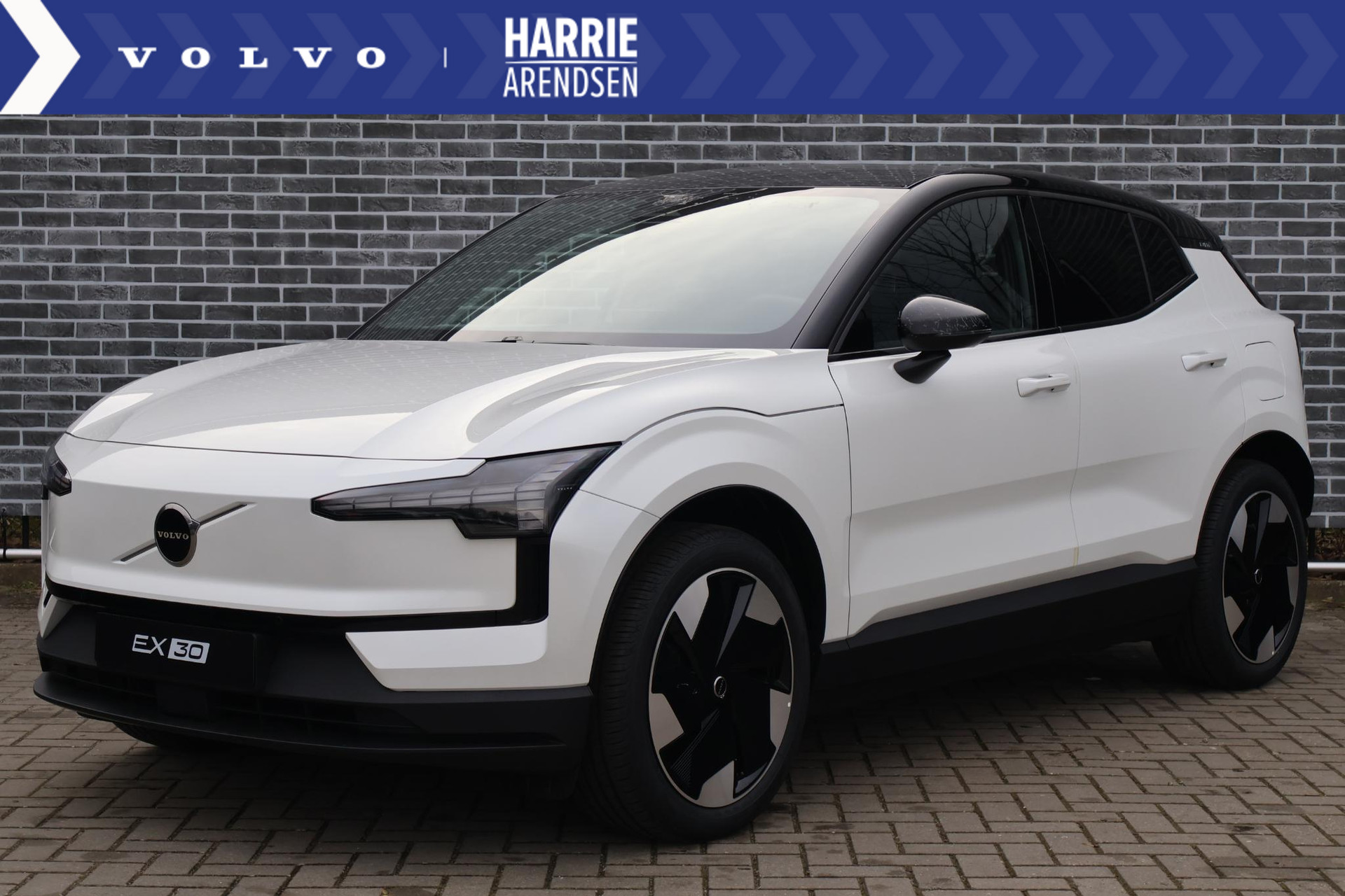 Volvo EX30 Single Motor Extended Range Plus 69 kWh | Extra getint glas | Adaptieve Cruise Control | Parkeersensoren voor + Achter | Achteruitrijcamera | 19 inch. velgen | Harman Kardon Audio |