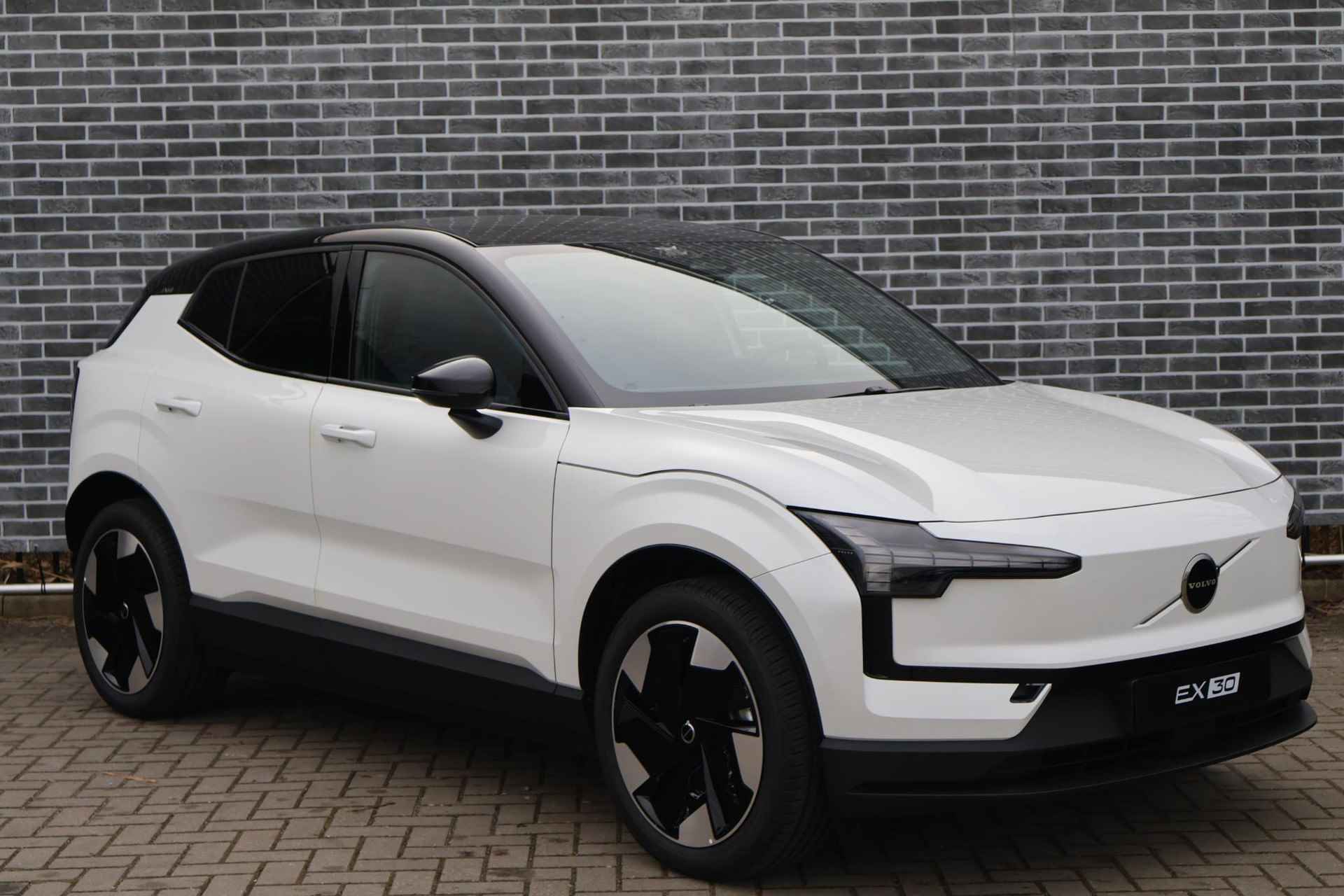 Volvo EX30 Single Motor Extended Range Plus 69 kWh | Extra getint glas | Adaptieve Cruise Control | Parkeersensoren voor + Achter | Achteruitrijcamera | 19 inch. velgen | Harman Kardon Audio | - 3/23