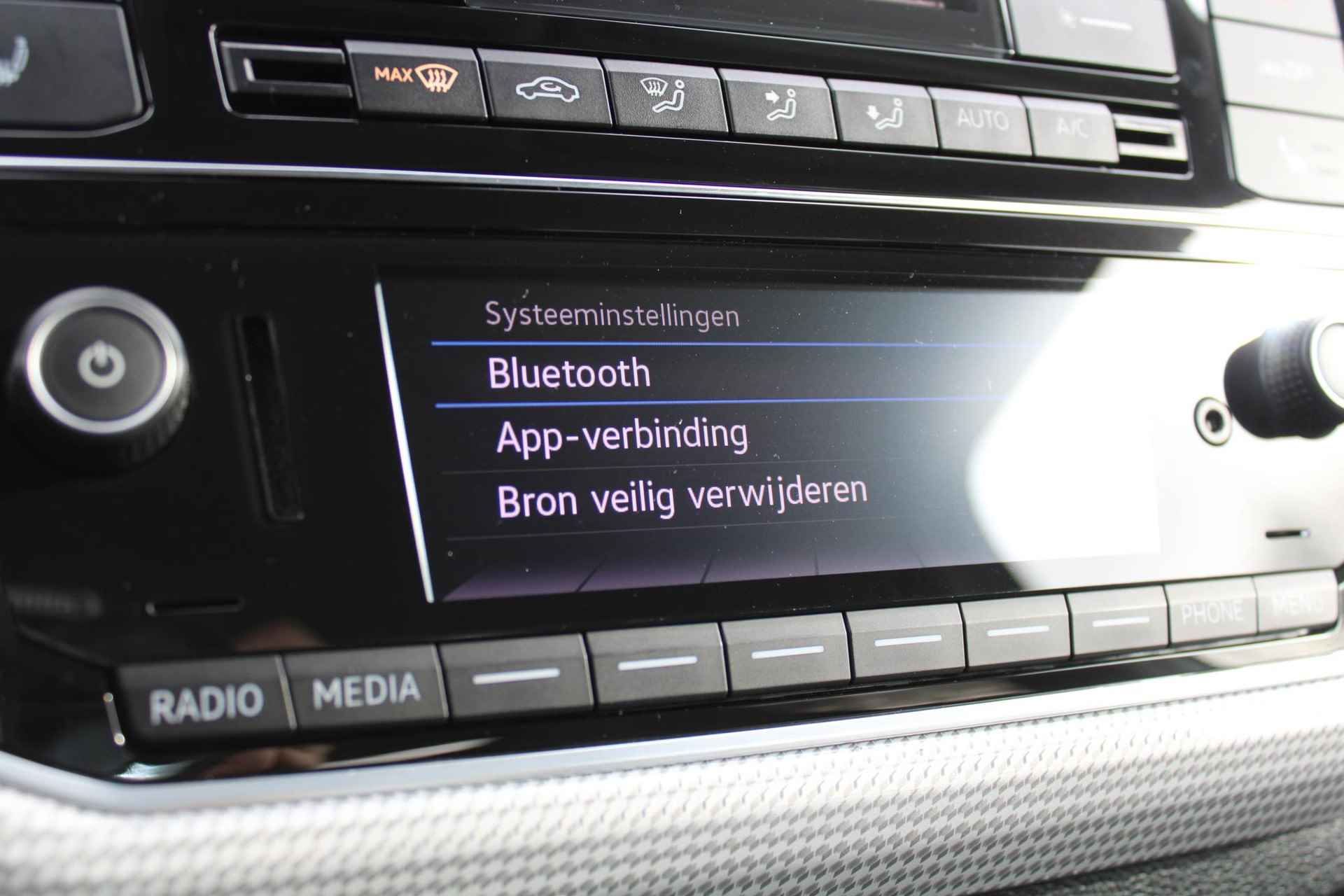 Volkswagen e-Up! R-Line, **€2.000 SEPP Subsidie** DAB+, Cruise Control, Parkeersensoren voor + achter, Parkeer Camera achter, Verwarmde voorstoelen, Multifunctioneel stuurwiel, 16" Lichtmetalen velgen, Spraakbediening, Automatische verlichting - 30/41