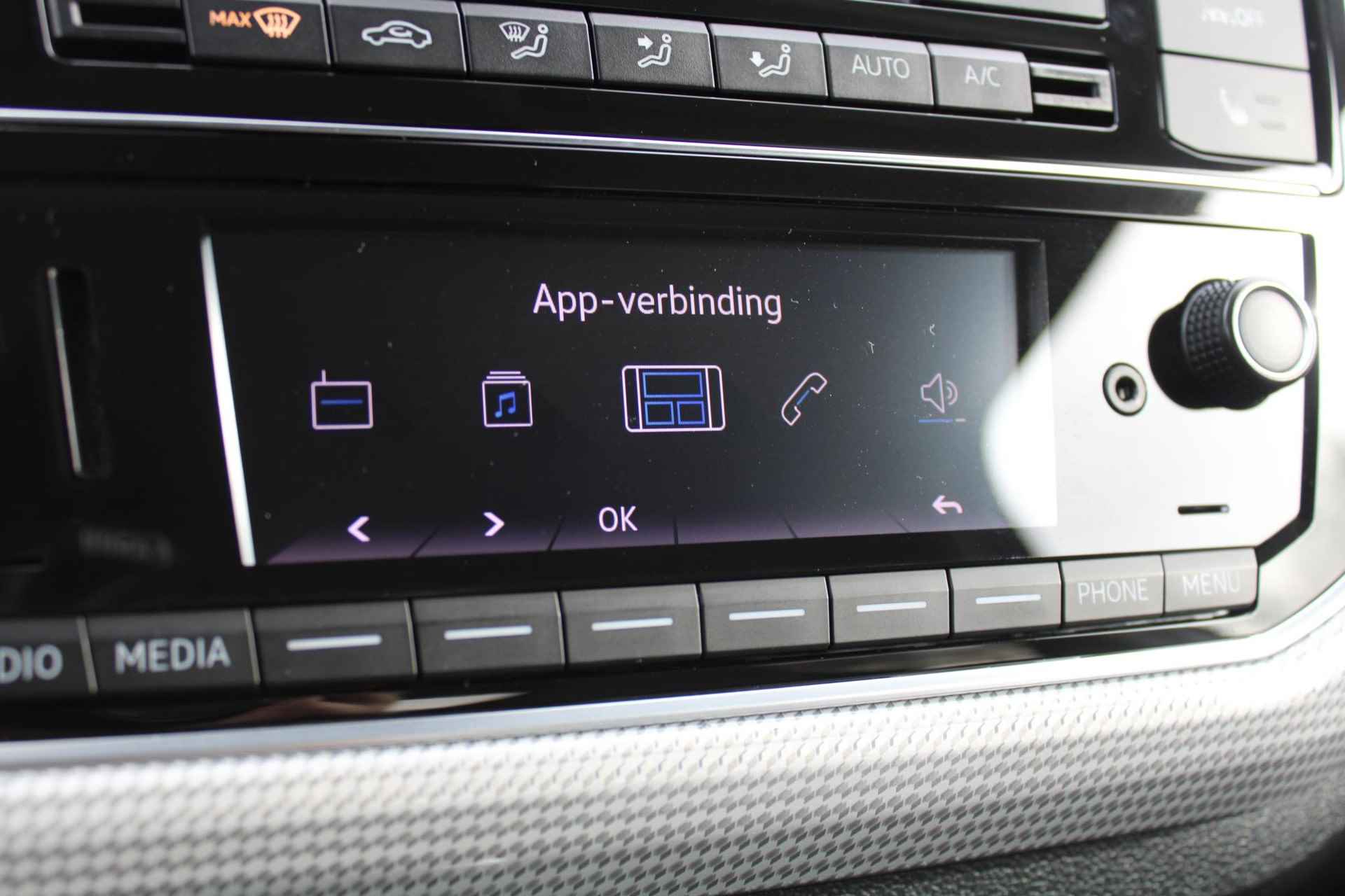 Volkswagen e-Up! R-Line, **€2.000 SEPP Subsidie** DAB+, Cruise Control, Parkeersensoren voor + achter, Parkeer Camera achter, Verwarmde voorstoelen, Multifunctioneel stuurwiel, 16" Lichtmetalen velgen, Spraakbediening, Automatische verlichting - 39/41