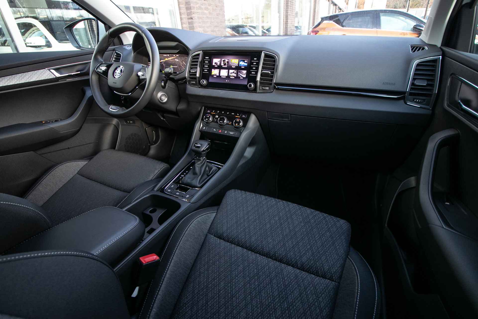 Škoda Karoq 1.5 TSI ACT Business Edition Plus automaat - All-in rijklrprs| Digitaal display | Navi | Cam | Adapt. cruise - 4/45