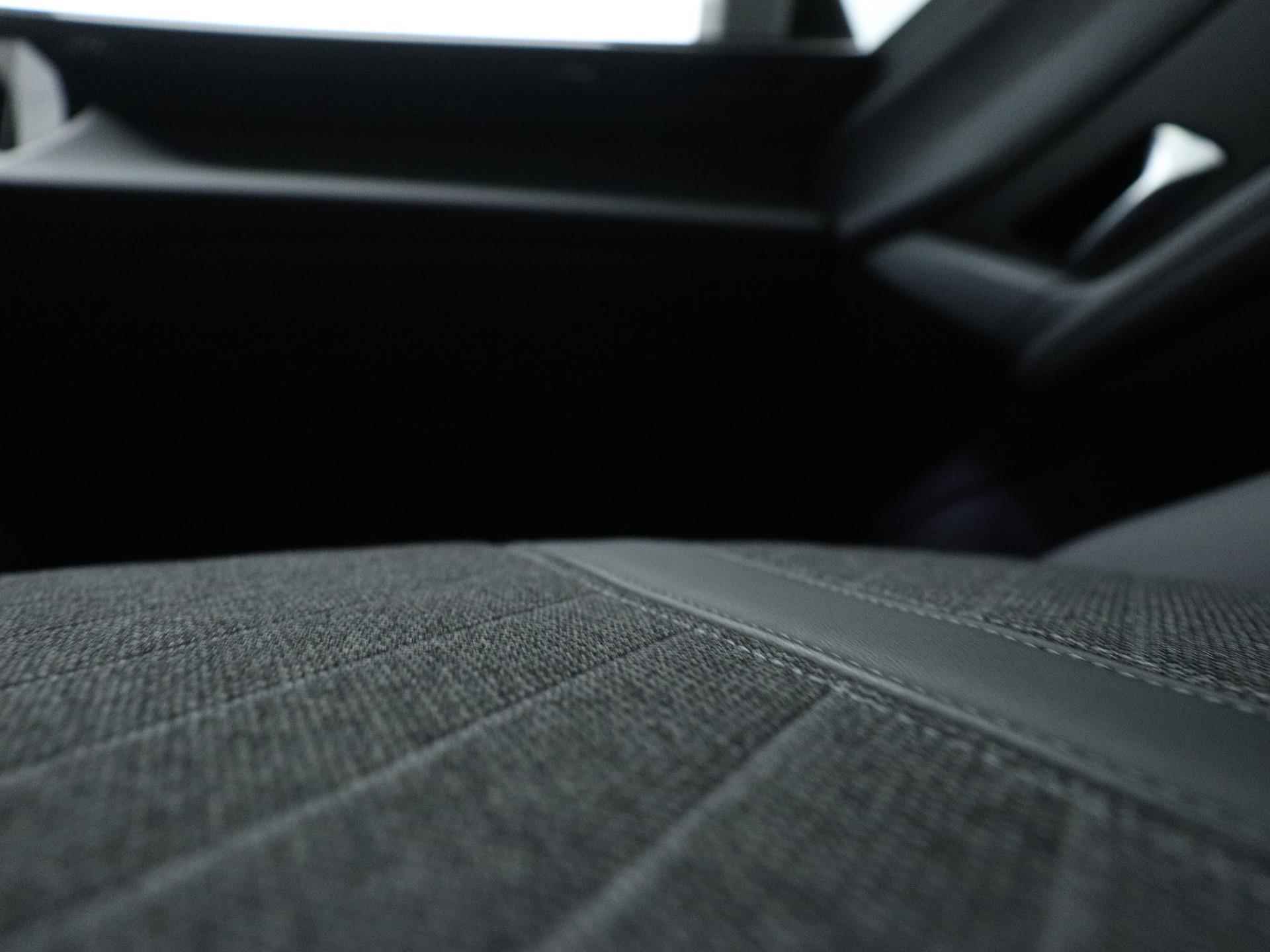 Peugeot 408 Allure Pack 130pk Automaat | Navigatie | Camera | Dodehoek Detectie | Licht Metalen Velgen 19"| Adaptieve Cruise Control - 24/39