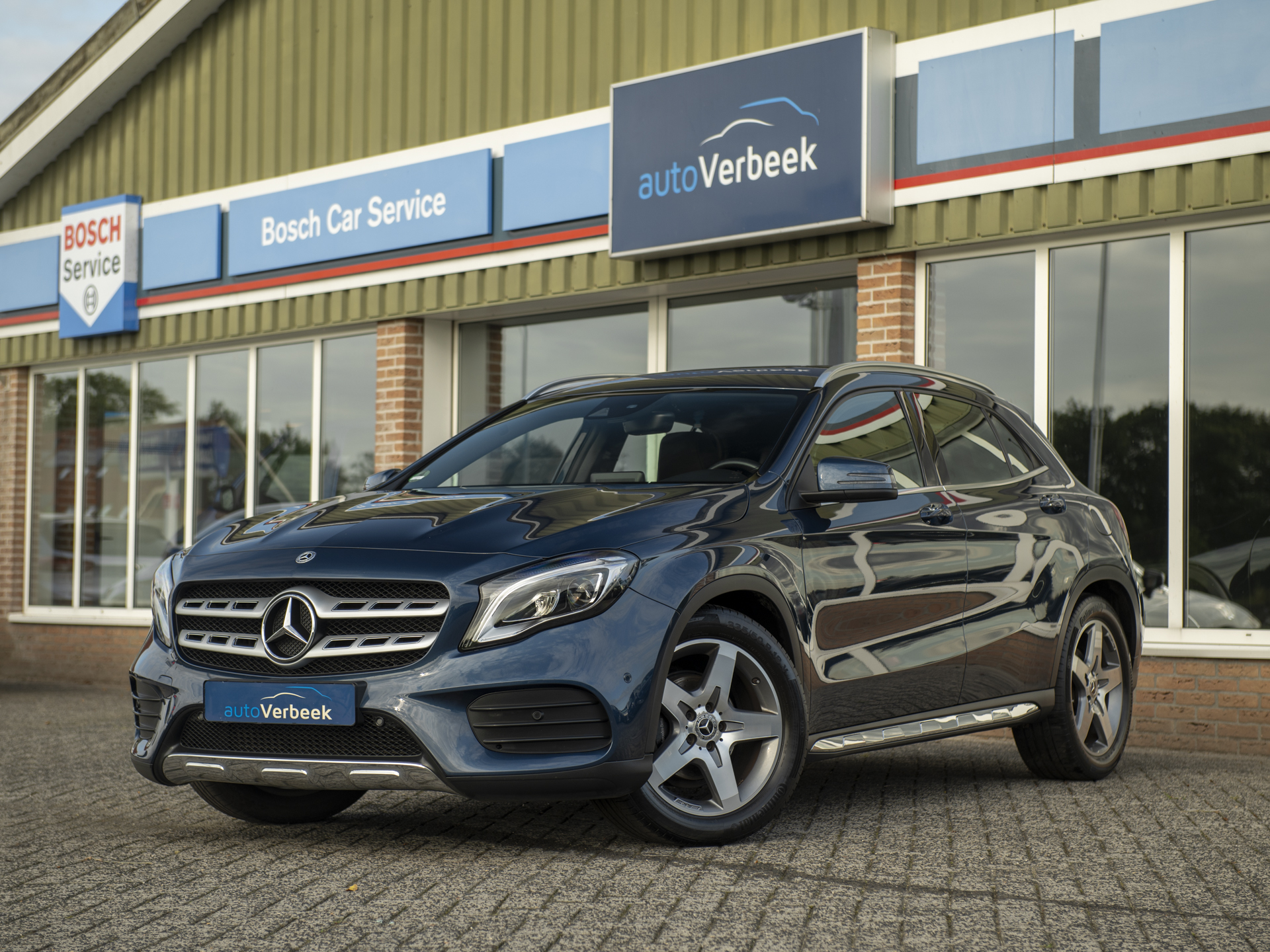 Mercedes-Benz GLA 180 Business Solution AMG | Achteruitrij camera | High-performance LED | Grootlicht-assistent | 18" LMV | Keyless | Trekhaak wegklapbaar | Climate Control