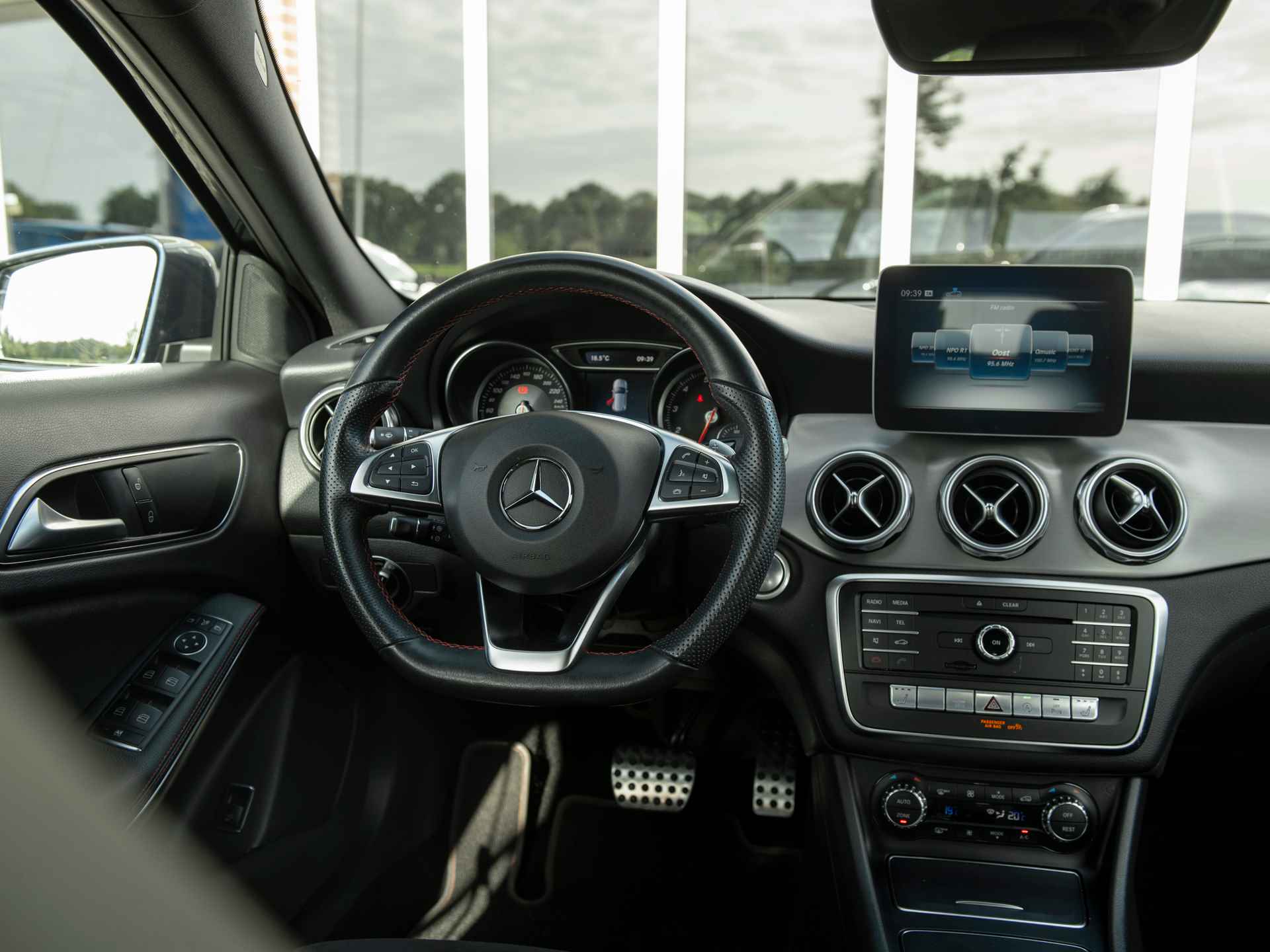 Mercedes-Benz GLA 180 Business Solution AMG | Achteruitrij camera | High-performance LED | Grootlicht-assistent | 18" LMV | Keyless | Trekhaak wegklapbaar | Climate Control - 10/59