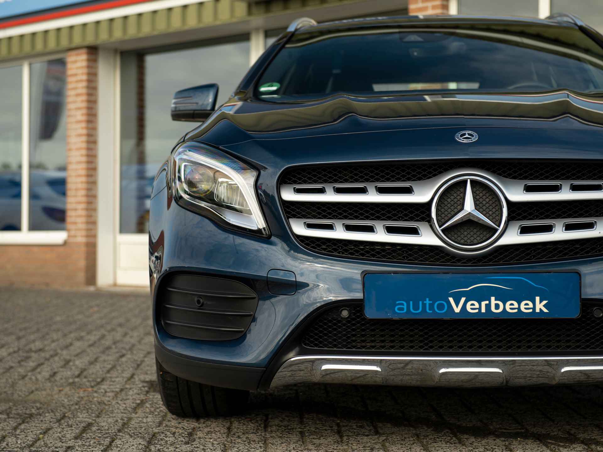 Mercedes-Benz GLA 180 Business Solution AMG | Achteruitrij camera | High-performance LED | Grootlicht-assistent | 18" LMV | Keyless | Trekhaak wegklapbaar | Climate Control - 24/59