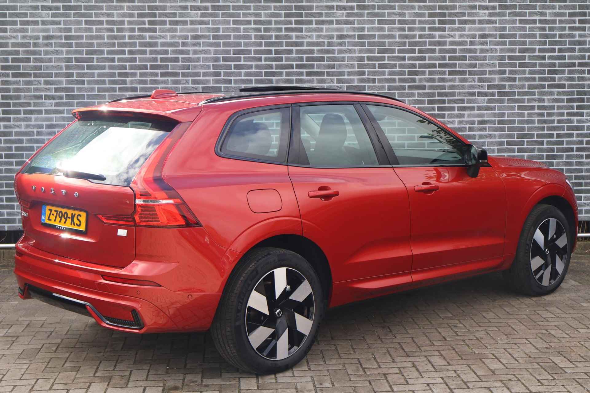 Volvo XC60 2.0 Recharge T6 AWD Ultimate Dark | Adaptieve Cruise Control | Elektr. schuif-/-kanteldak | 360 camera | trekhaak | Head Up display | Stoelverwarming | verwarmd stuurwiel | - 3/31