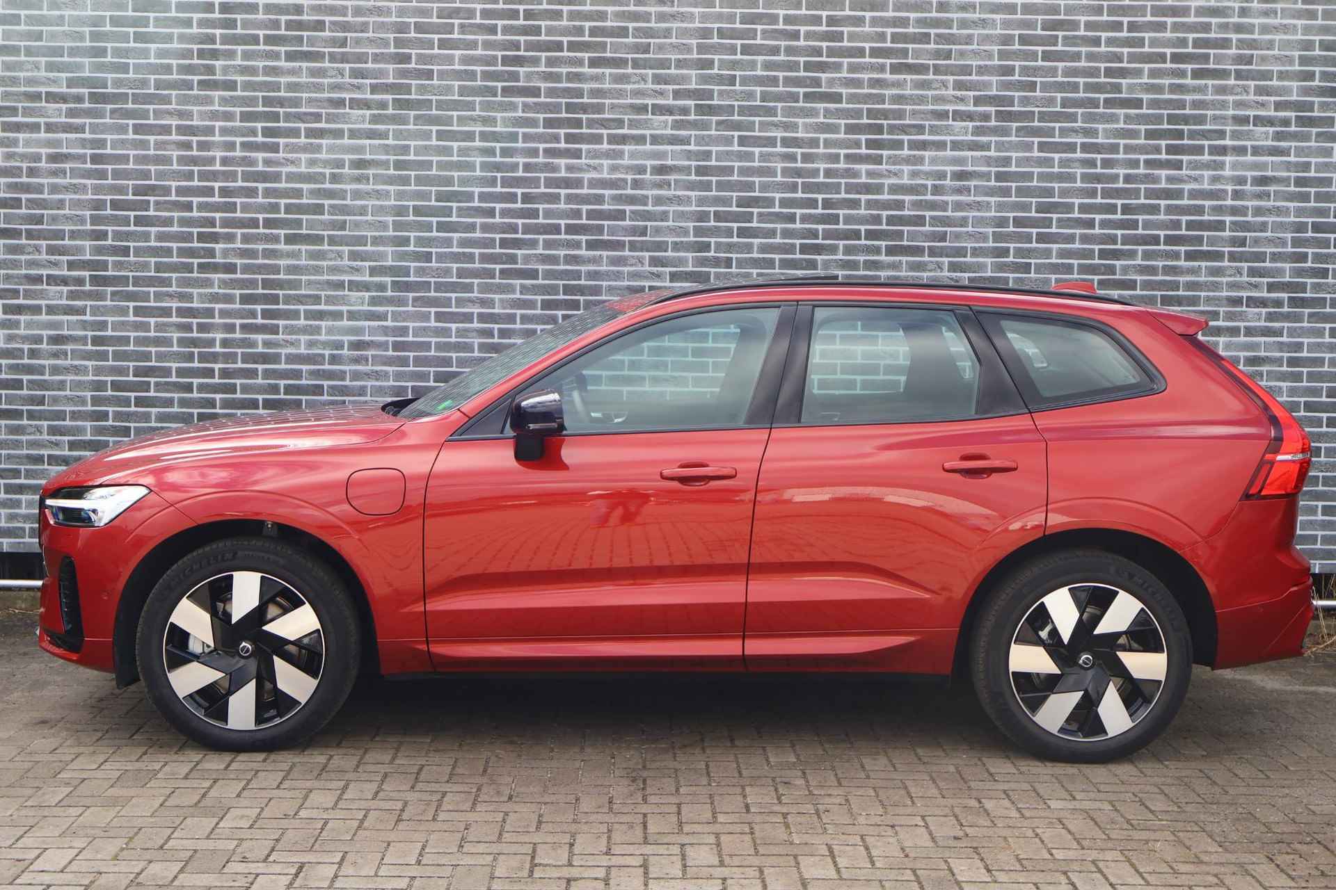 Volvo XC60 2.0 Recharge T6 AWD Ultimate Dark | Adaptieve Cruise Control | Elektr. schuif-/-kanteldak | 360 camera | trekhaak | Head Up display | Stoelverwarming | verwarmd stuurwiel | - 5/31