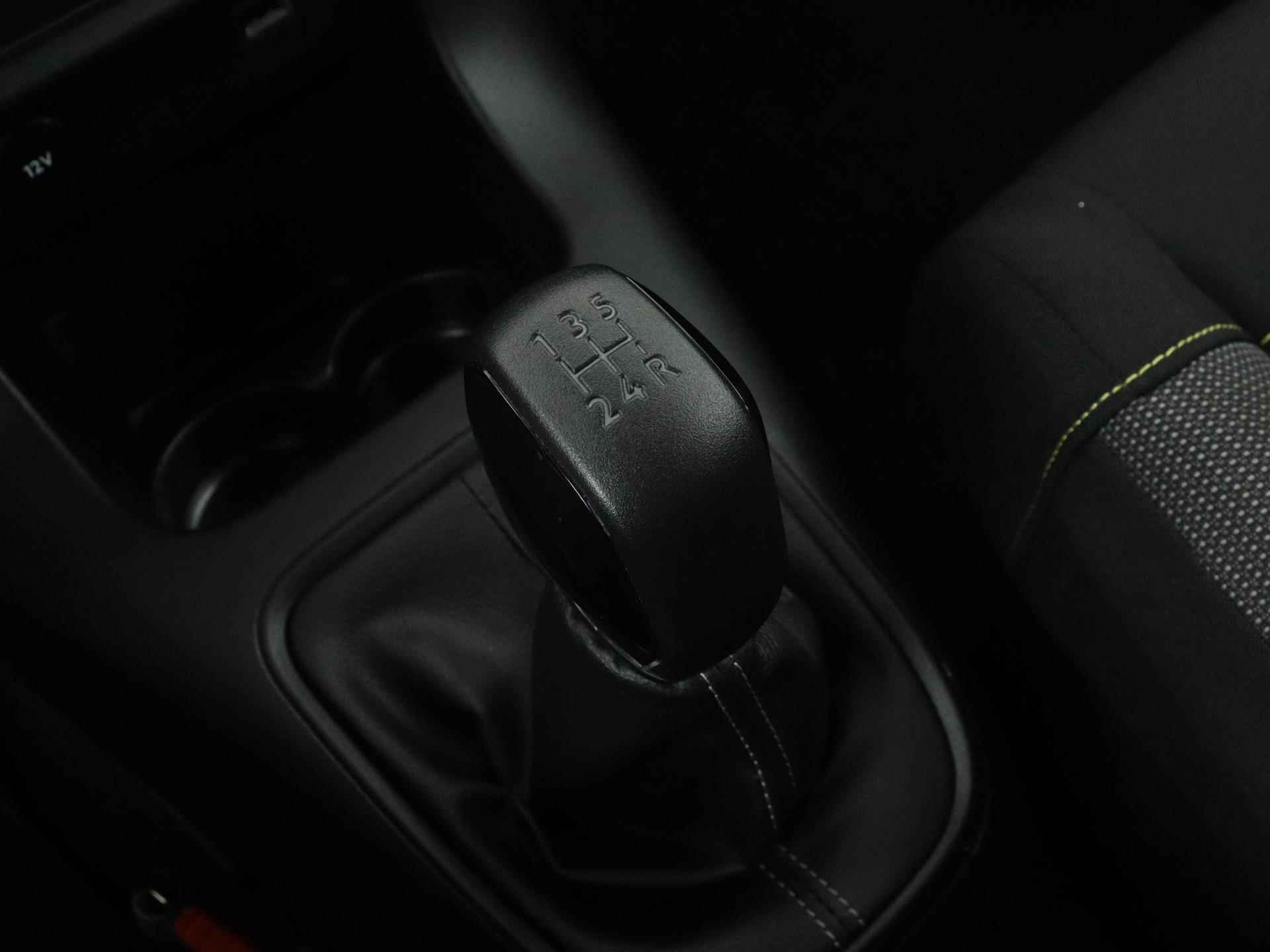 Citroen C3 Feel 83pk | Navigatie | Climate Control | Cruise Control | Parkeersensoren | Apple Carplay / Android Auto | Bluetooth | DAB+ radio | Automatisch dimlicht | Regensensor | Donker getint glas | Afwijkende dakkleur | All seasonbanden | - 26/34