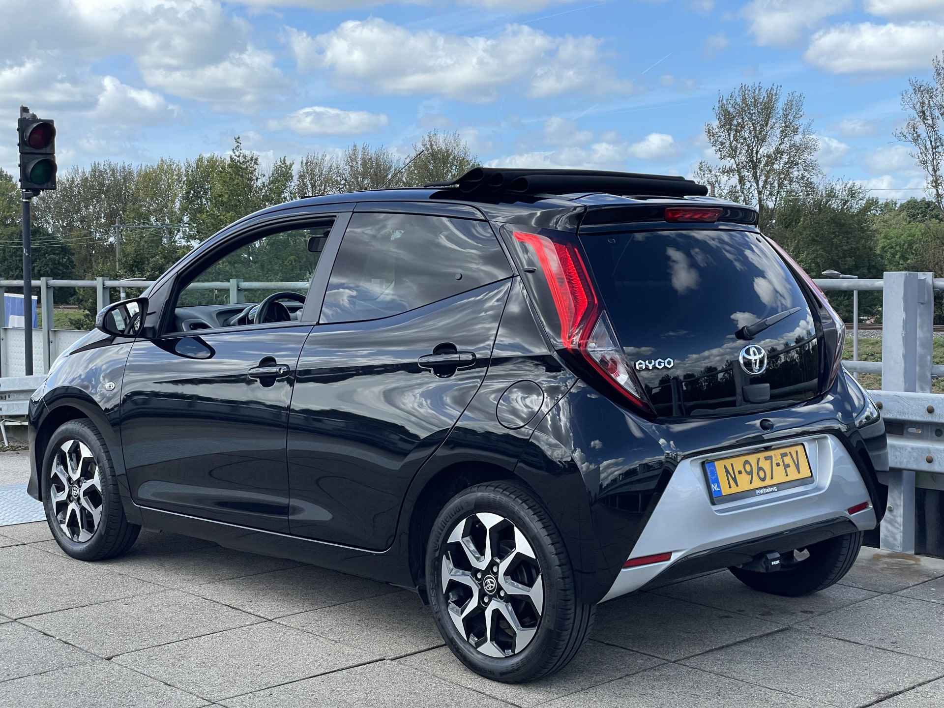 Toyota Aygo 1.0 VVT-i x-joy Cabrio | Navigatie | Achteruitrijcamera | Trekhaak | Rijklaarprijs! | - 8/34