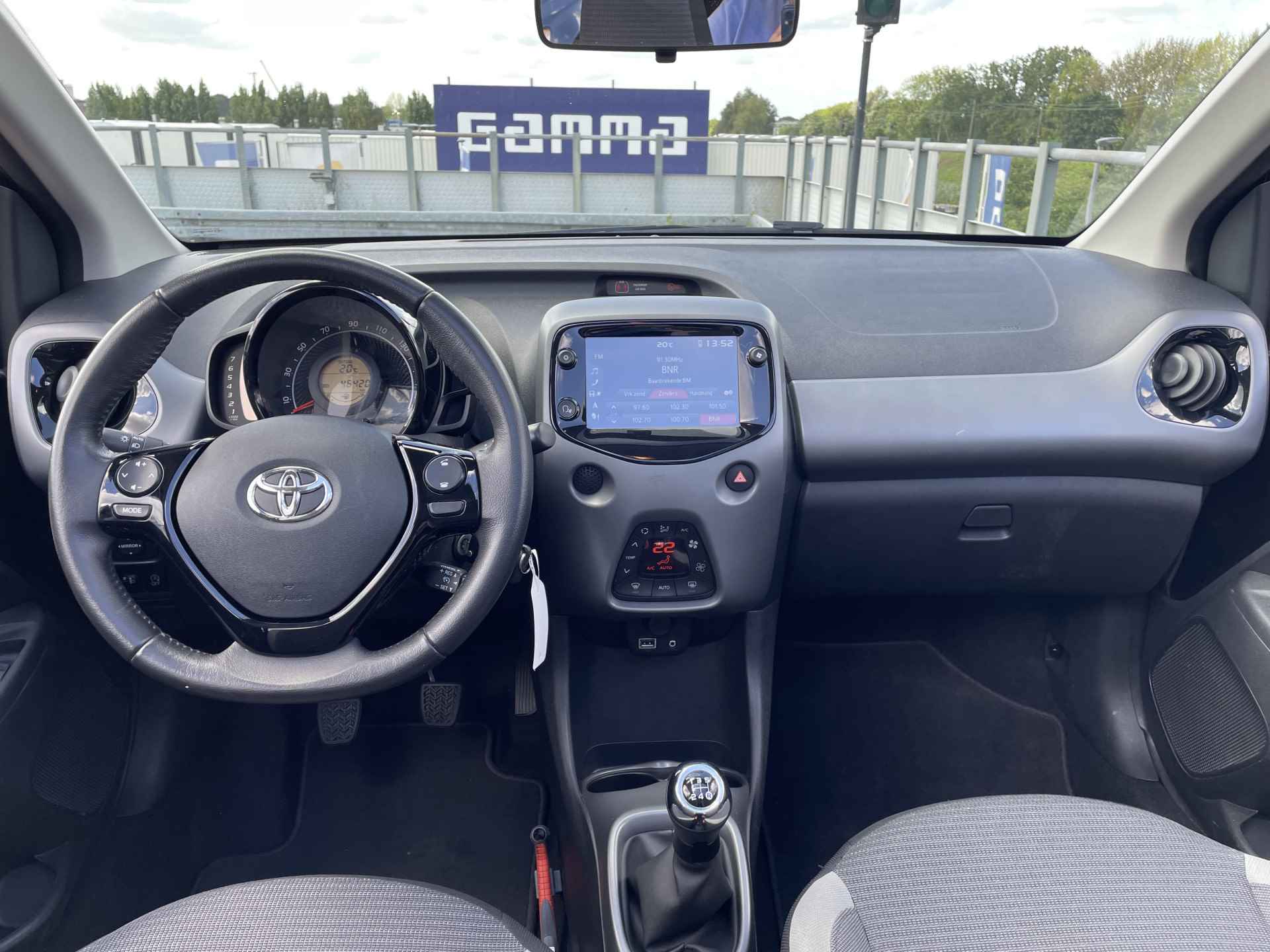 Toyota Aygo 1.0 VVT-i x-joy Cabrio | Navigatie | Achteruitrijcamera | Trekhaak | Rijklaarprijs! | - 13/34