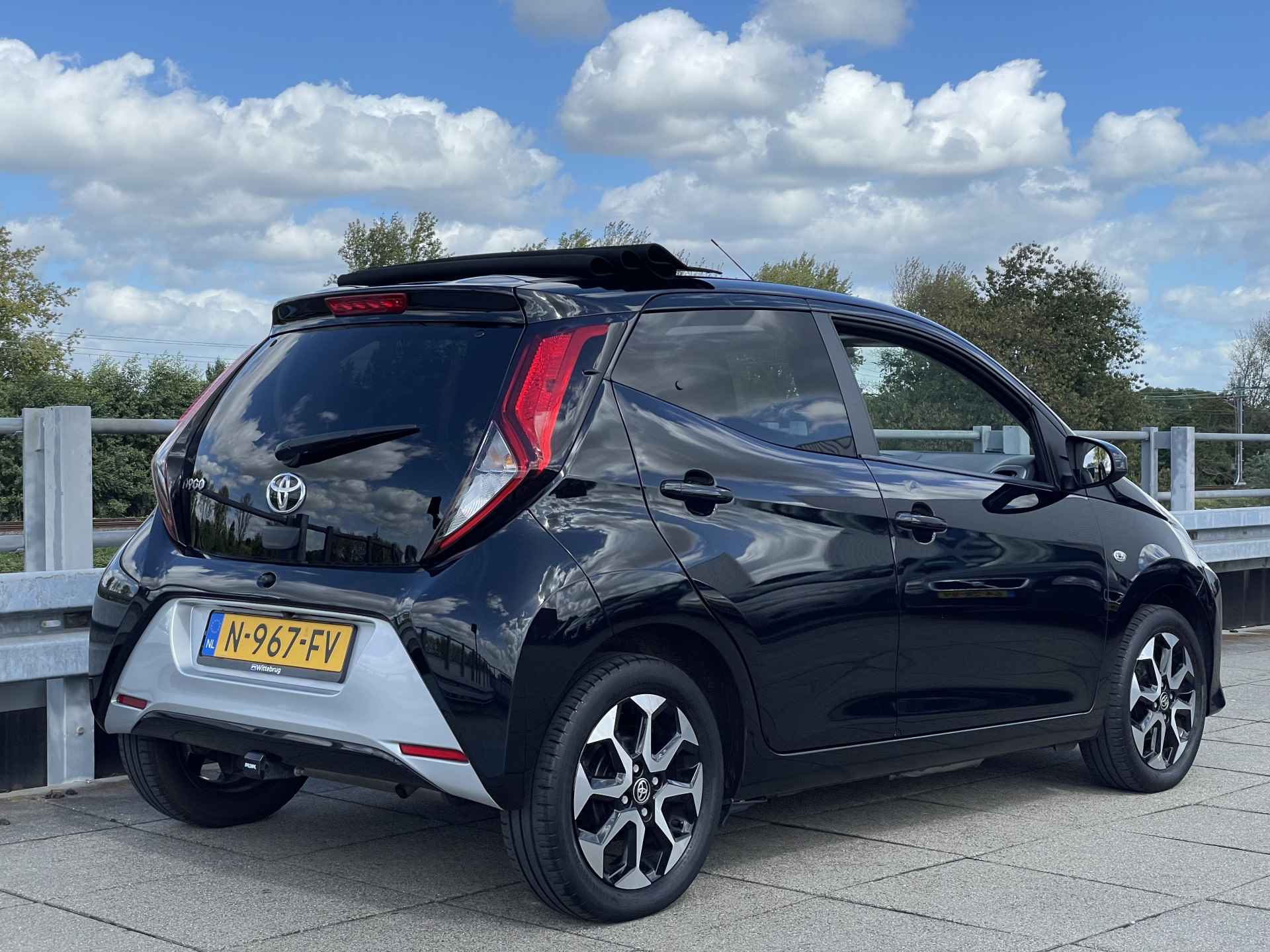 Toyota Aygo 1.0 VVT-i x-joy Cabrio | Navigatie | Achteruitrijcamera | Trekhaak | Rijklaarprijs! | - 32/34