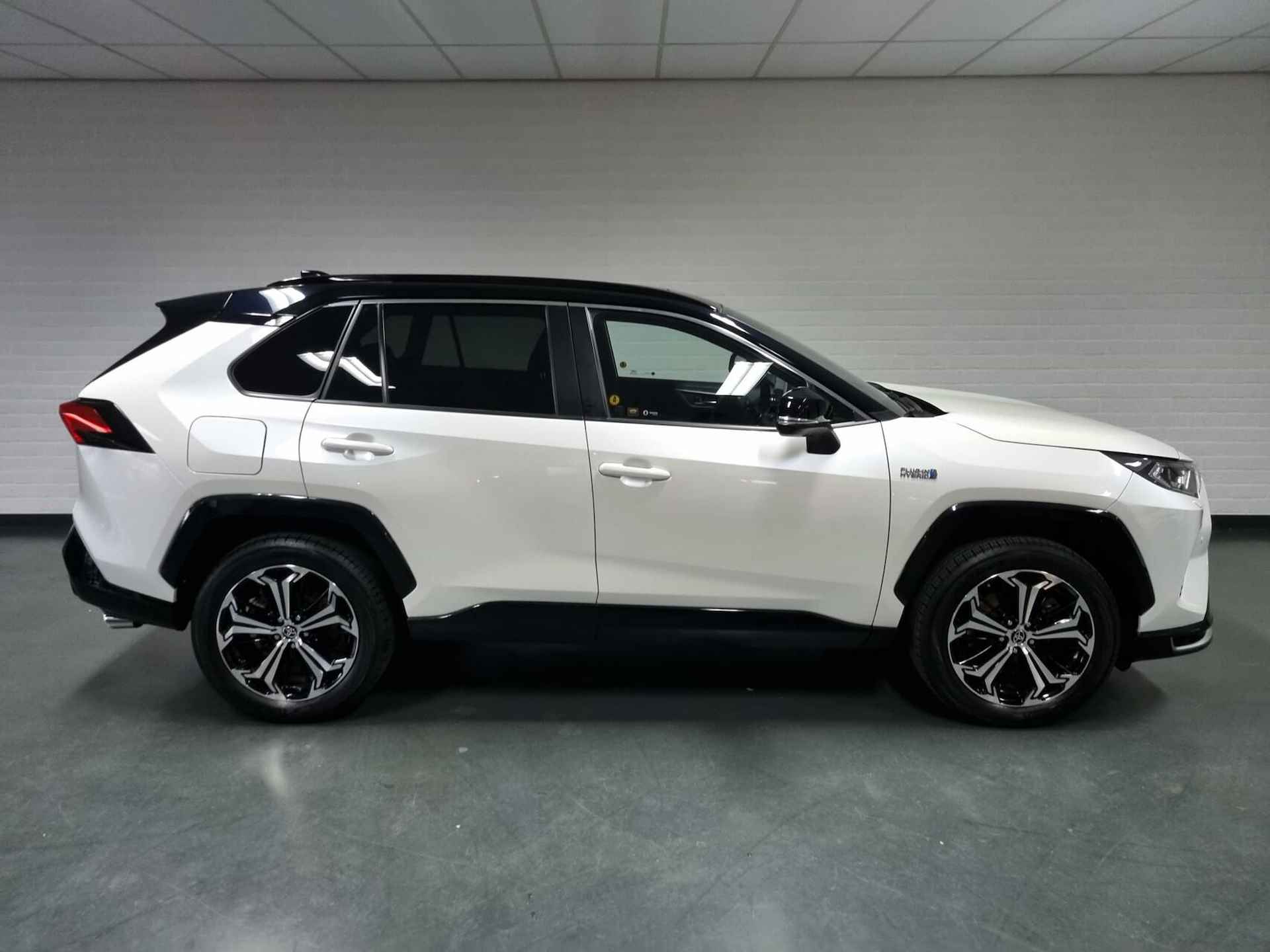 Toyota RAV4 2.5 Plug-in Hybrid AWD Bi-Tone Plus JBL / Pano / Trekhaak - 6/91