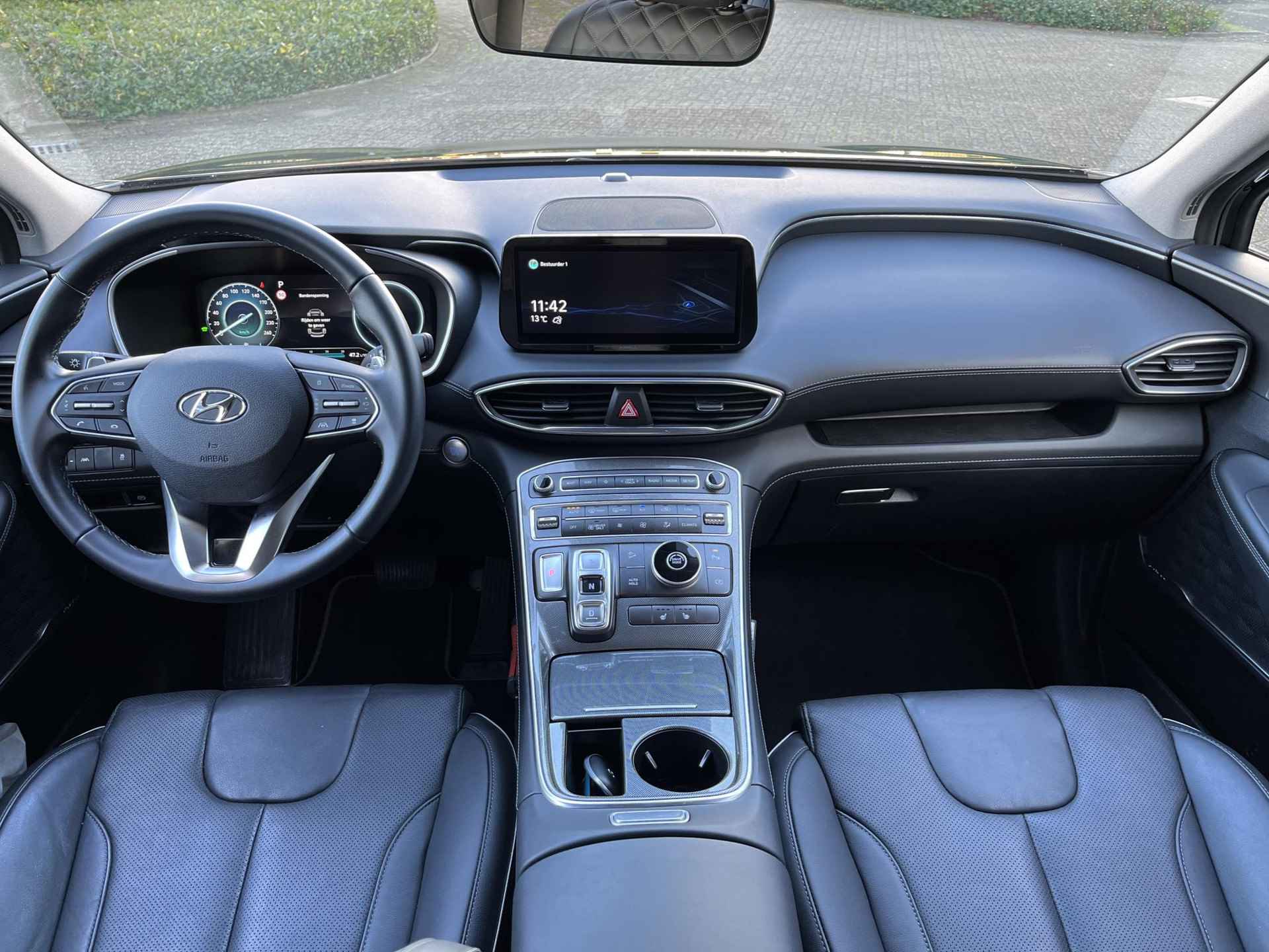 Hyundai Santa Fe 1.6 T-GDI HEV Comfort Smart 7p. | Rijklaarprijs! | 7-persoons uitvoering | Lederen stoelen | Camera | Navigatie full map | apple/android carplay | PDC voor en achter | Inclusief Fabrieksgarantie t/m 05-2027! | - 11/27