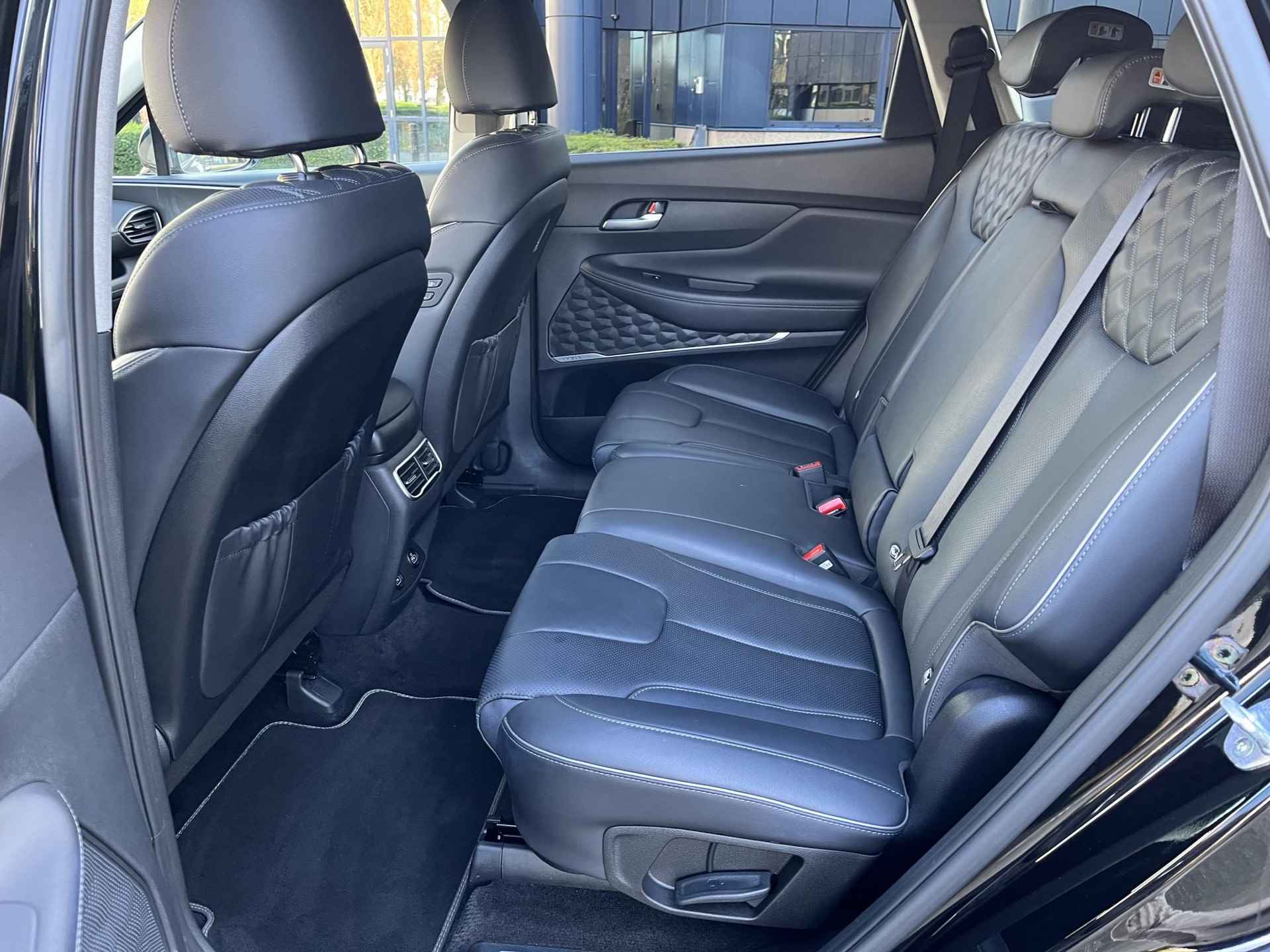 Hyundai Santa Fe 1.6 T-GDI HEV Comfort Smart 7p. | Rijklaarprijs! | 7-persoons uitvoering | Lederen stoelen | Camera | Navigatie full map | apple/android carplay | PDC voor en achter | Inclusief Fabrieksgarantie t/m 05-2027! | - 15/27