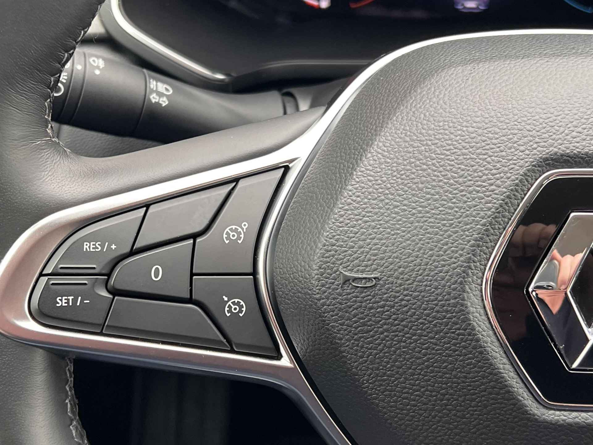 Renault Captur 1.6 E-Tech Plug-in Hybrid 160 Intens Automaat / Navigatie groot scherm / Apple Carplay Android Auto / 18" Lichtmetalen wielen / - 15/55