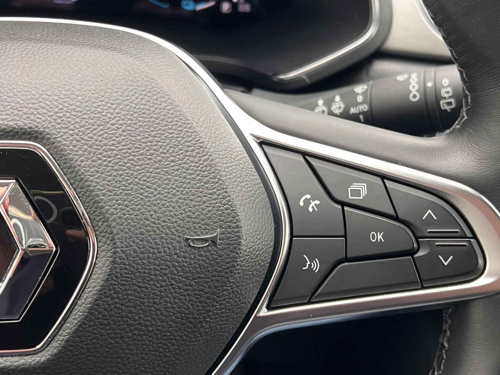Renault Captur 1.6 E-Tech Plug-in Hybrid 160 Intens Automaat / Navigatie groot scherm / Apple Carplay Android Auto / 18" Lichtmetalen wielen / - 16/55