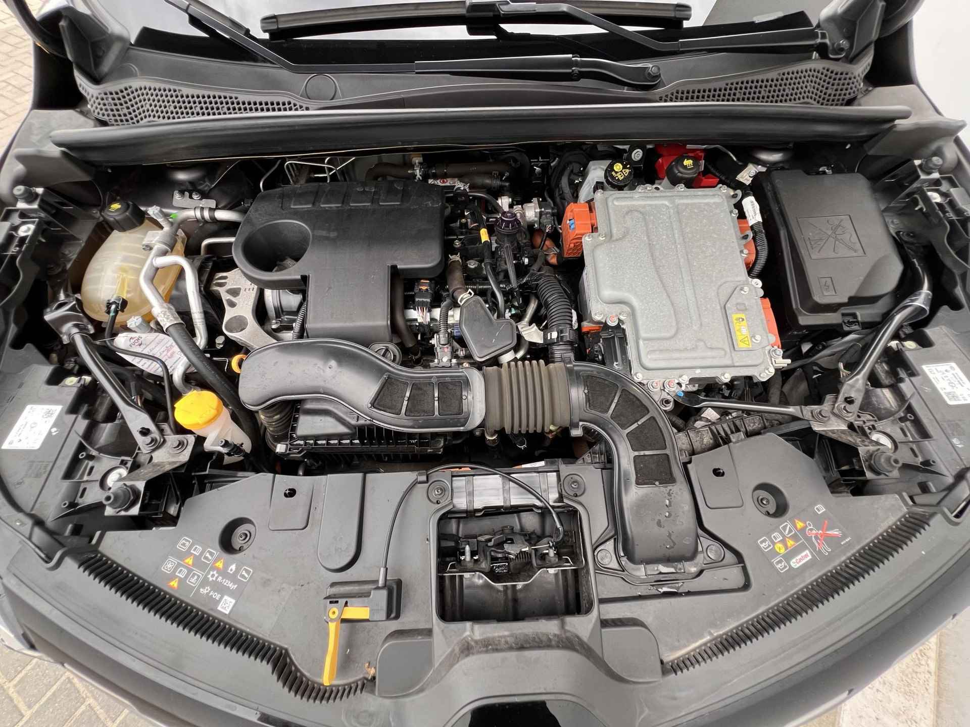 Renault Captur 1.6 E-Tech Plug-in Hybrid 160 Intens Automaat / Navigatie groot scherm / Apple Carplay Android Auto / 18" Lichtmetalen wielen / - 52/55