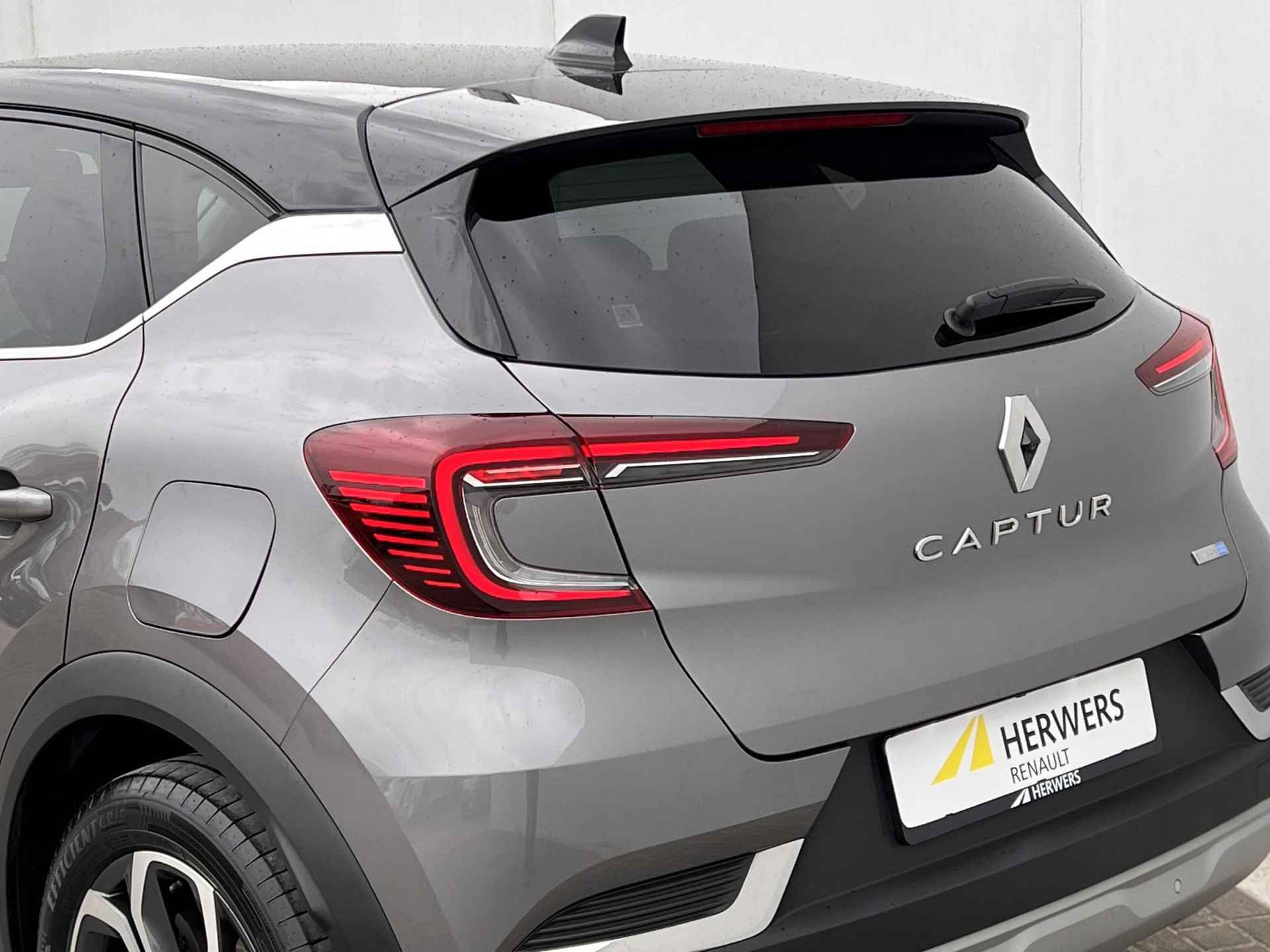Renault Captur 1.6 E-Tech Plug-in Hybrid 160 Intens Automaat / Navigatie groot scherm / Apple Carplay Android Auto / 18" Lichtmetalen wielen / - 53/55