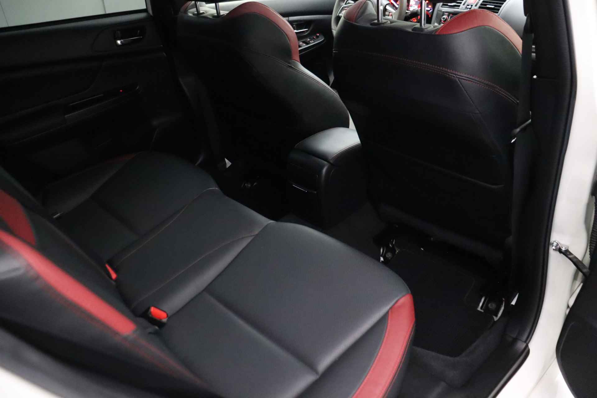Subaru Impreza WRX STI 2.5 300pk | Leder | Camera | Xenon | Elektrische stoel | Cruise control | Isofix - 12/34
