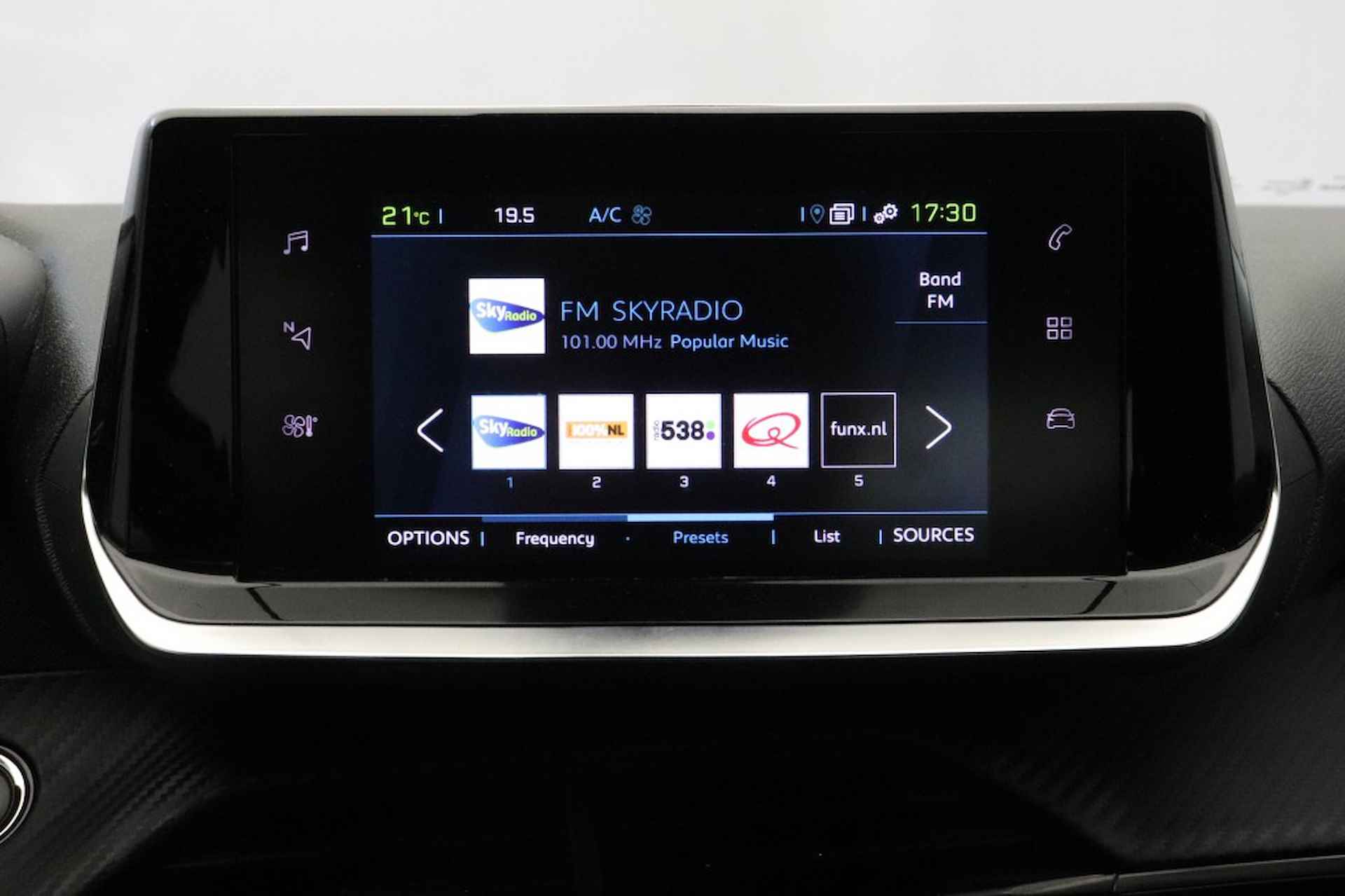 PEUGEOT 2008 e-2008 Active Pack 50 kWh - Carplay, Clima (17.845 na SUBSIDIE) - 12/24