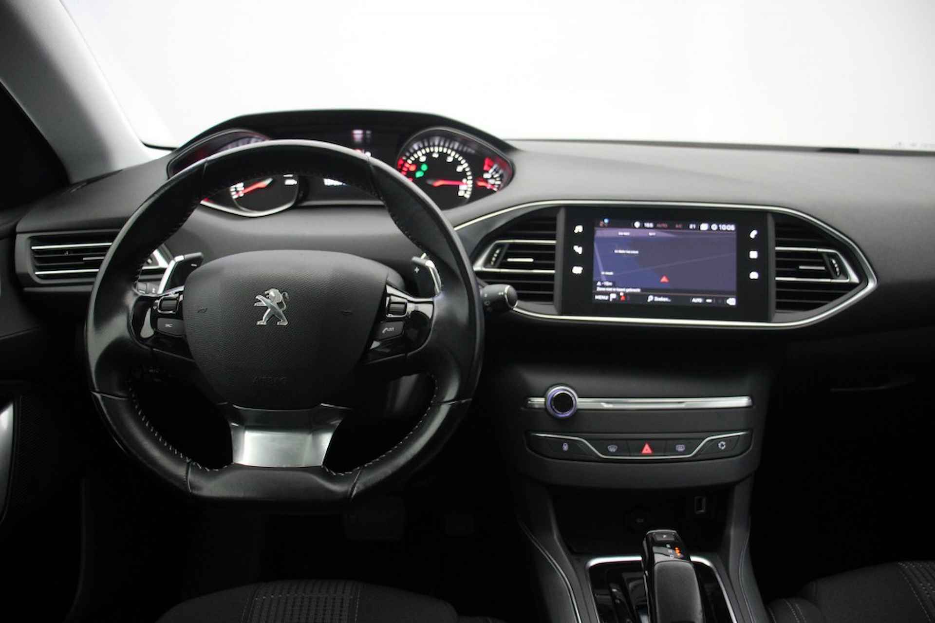 PEUGEOT 308 1.2 Premium Automaat - Panorama, Trekhaak, Carplay, Camera - 4/42