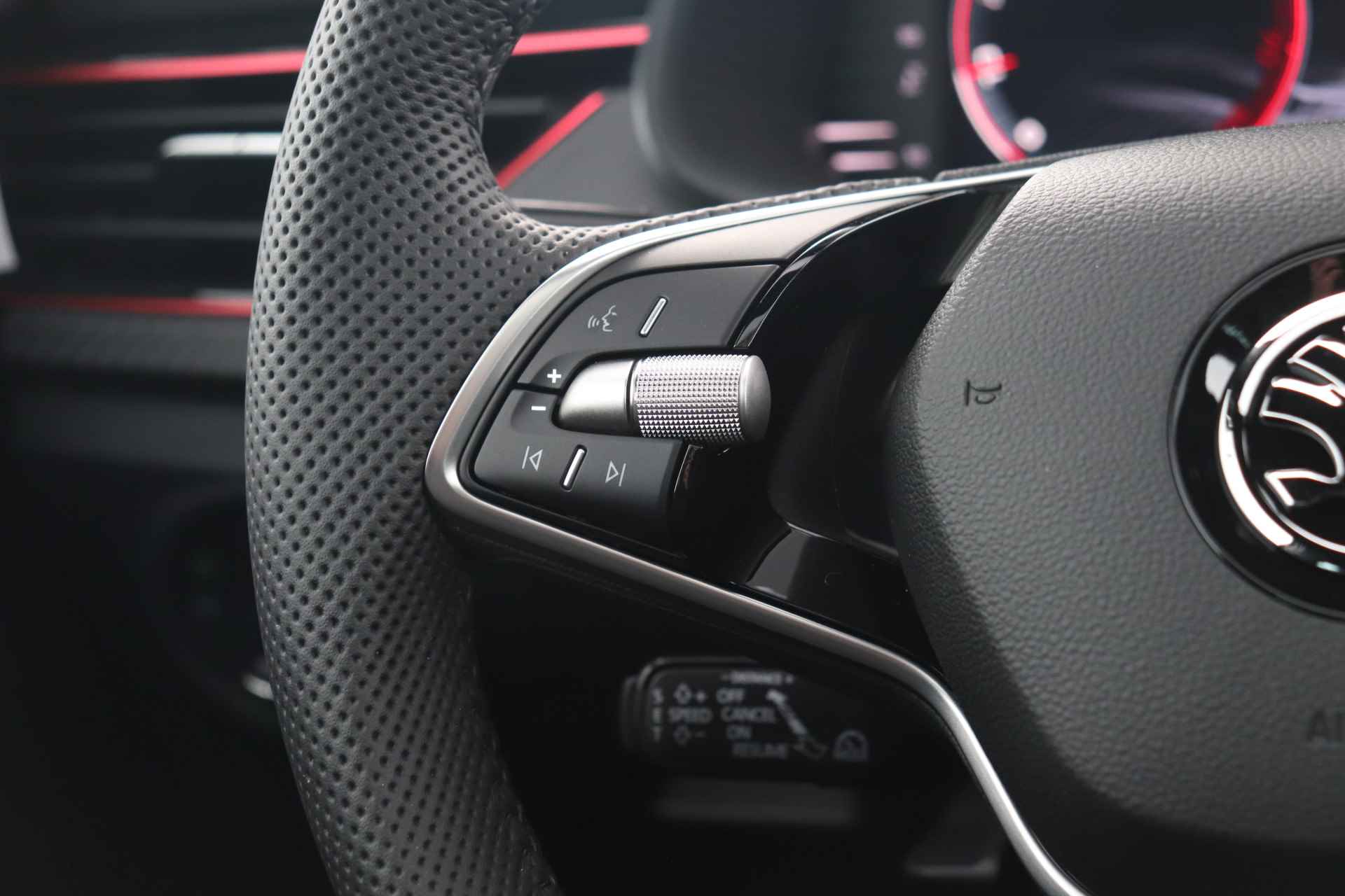 Škoda Scala 1.0 TSI Monte Carlo | Panorama dak | Navigatie | Adaptieve cruise control | Elektrische achterklep | Virtual cockpit | 18 inch - 21/34