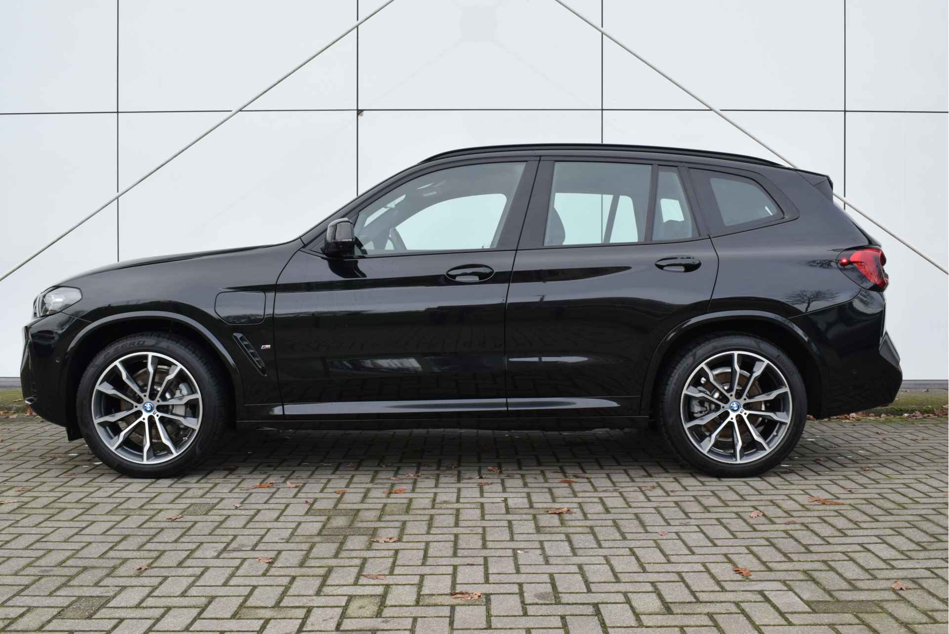 BMW X3 xDrive30e High Executive M Sport Automaat / Panoramadak / Sportstoelen / Stoelverwarming / Adaptieve LED / Parking Assistant Plus / Head-Up / Harman Kardon / Live Cockpit Professional - 2/33