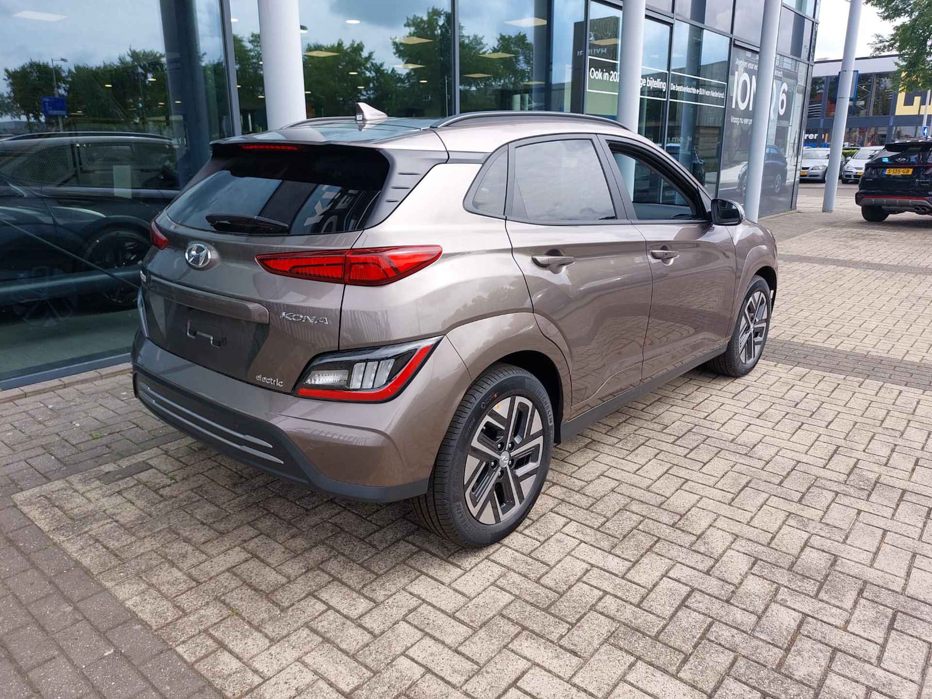Hyundai KONA EV Fashion 64 kWh | VAN €46.130 VOOR €36.107,- - 10/20