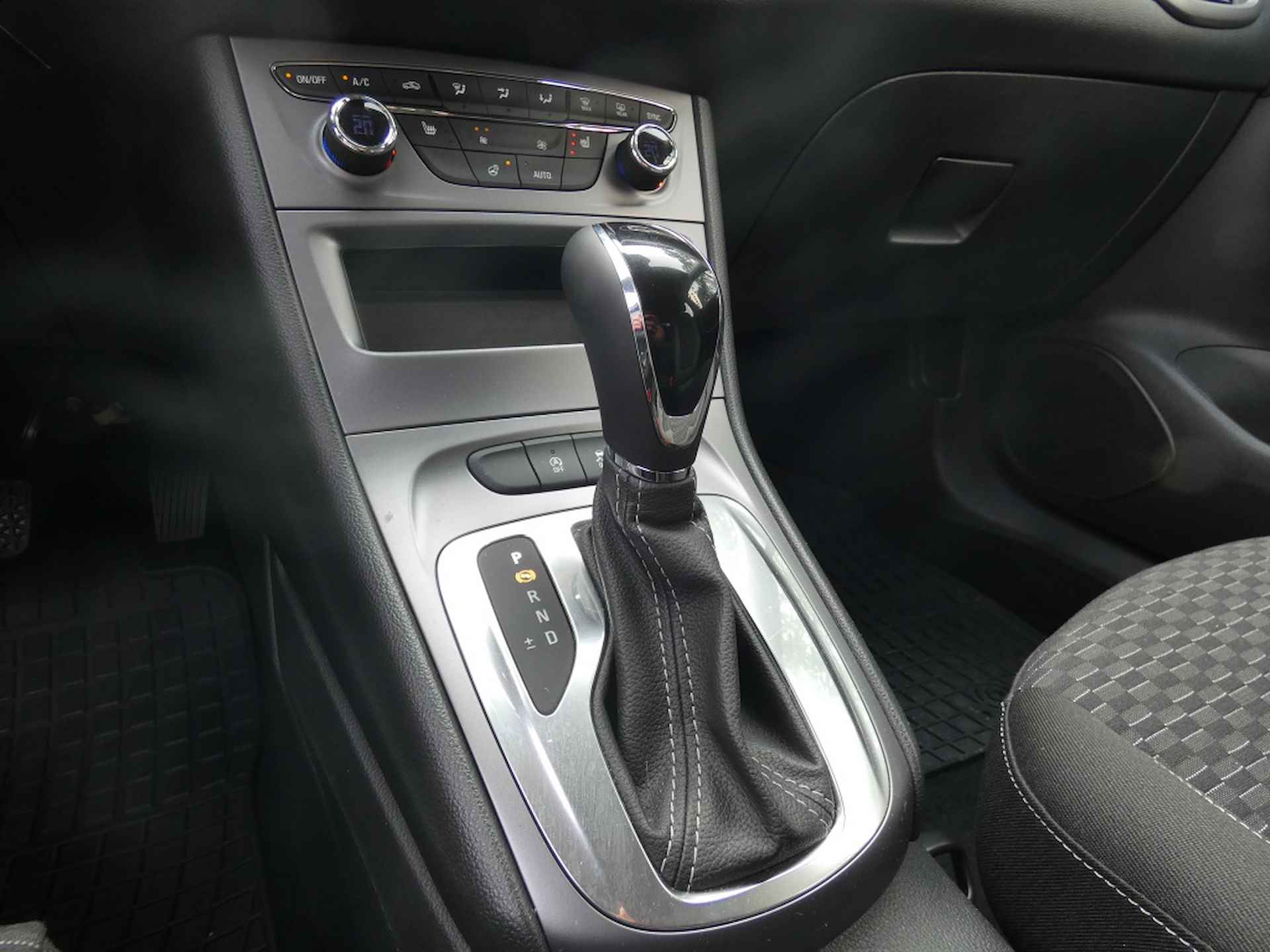 Opel Astra Sports Tourer 1.4 145 pk Edition + | Automaat | Led kopl. | Comfort stoelen - 17/35